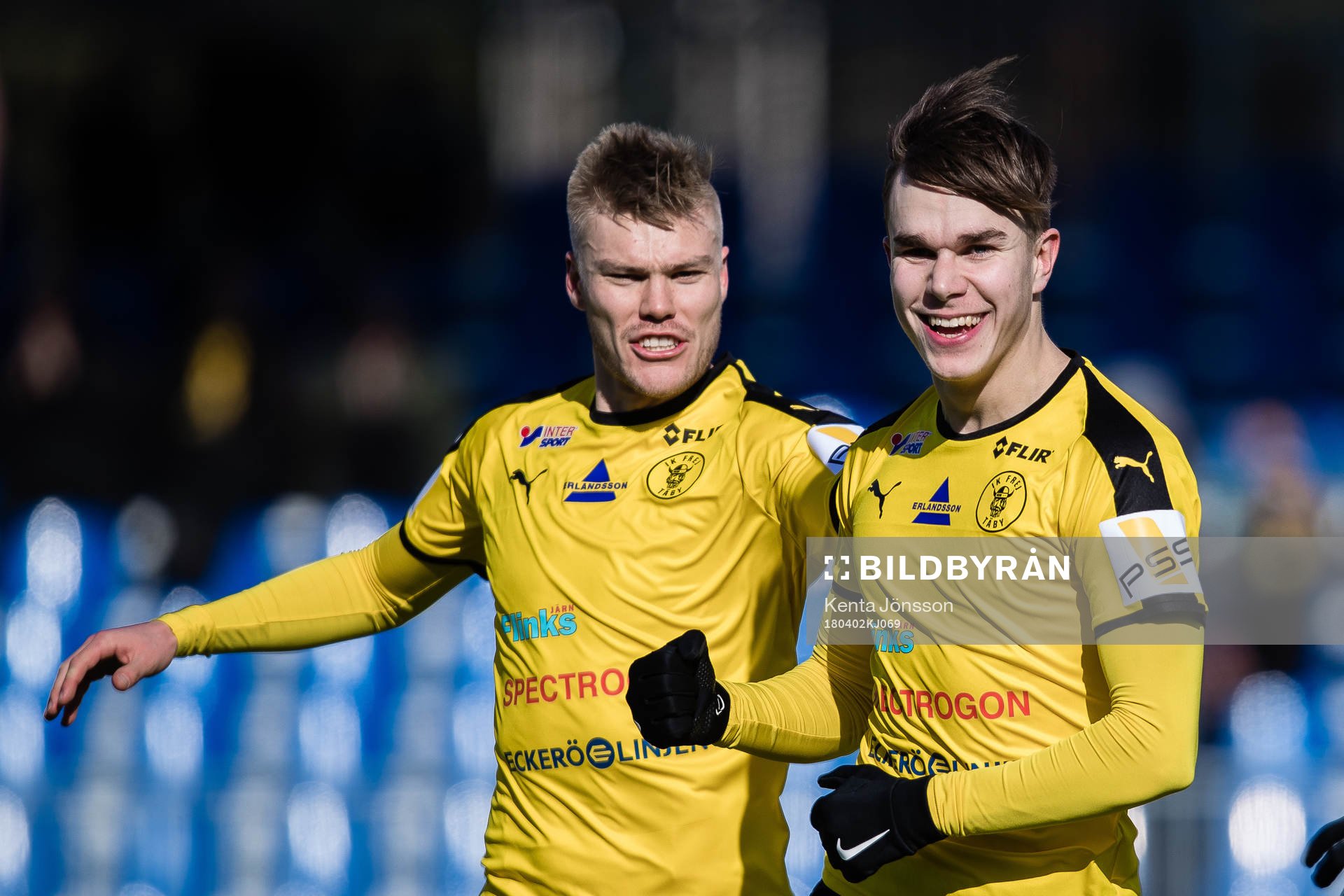 Frejs Dusan Jajic jublar med Martin Falkeborn