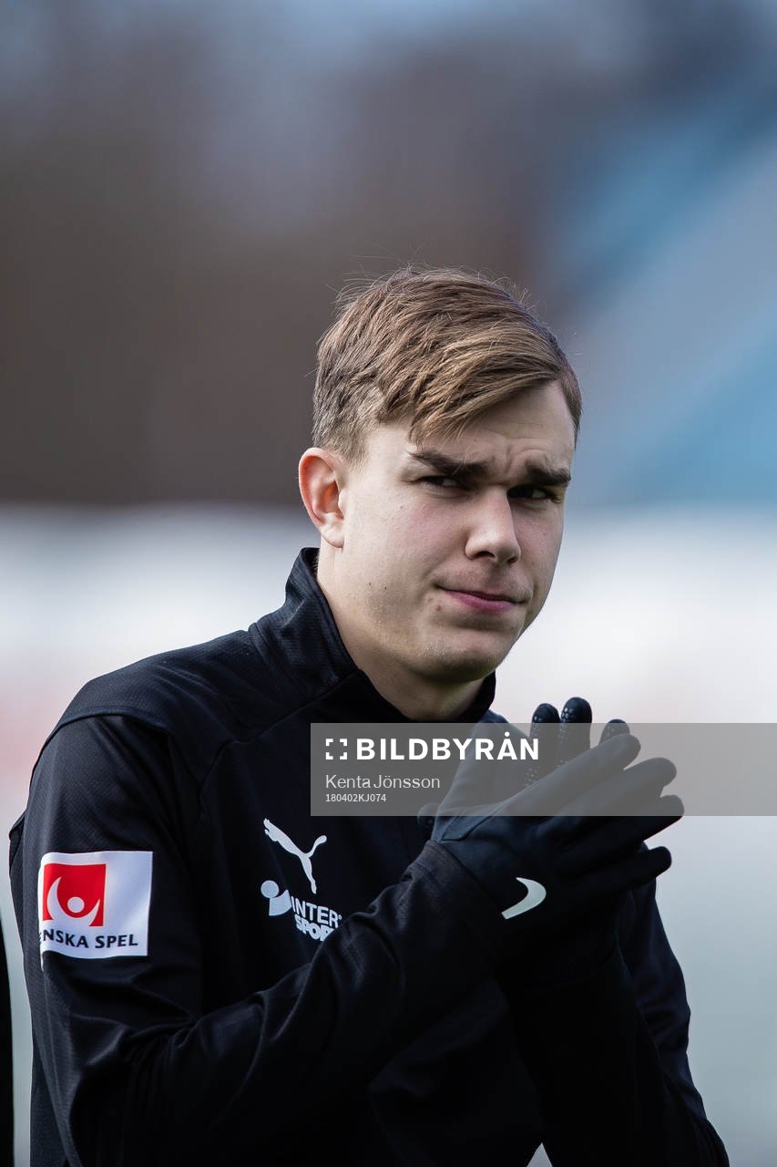 Frejs Dusan Jajic innan fotbollsmatchen i Superettan mellan