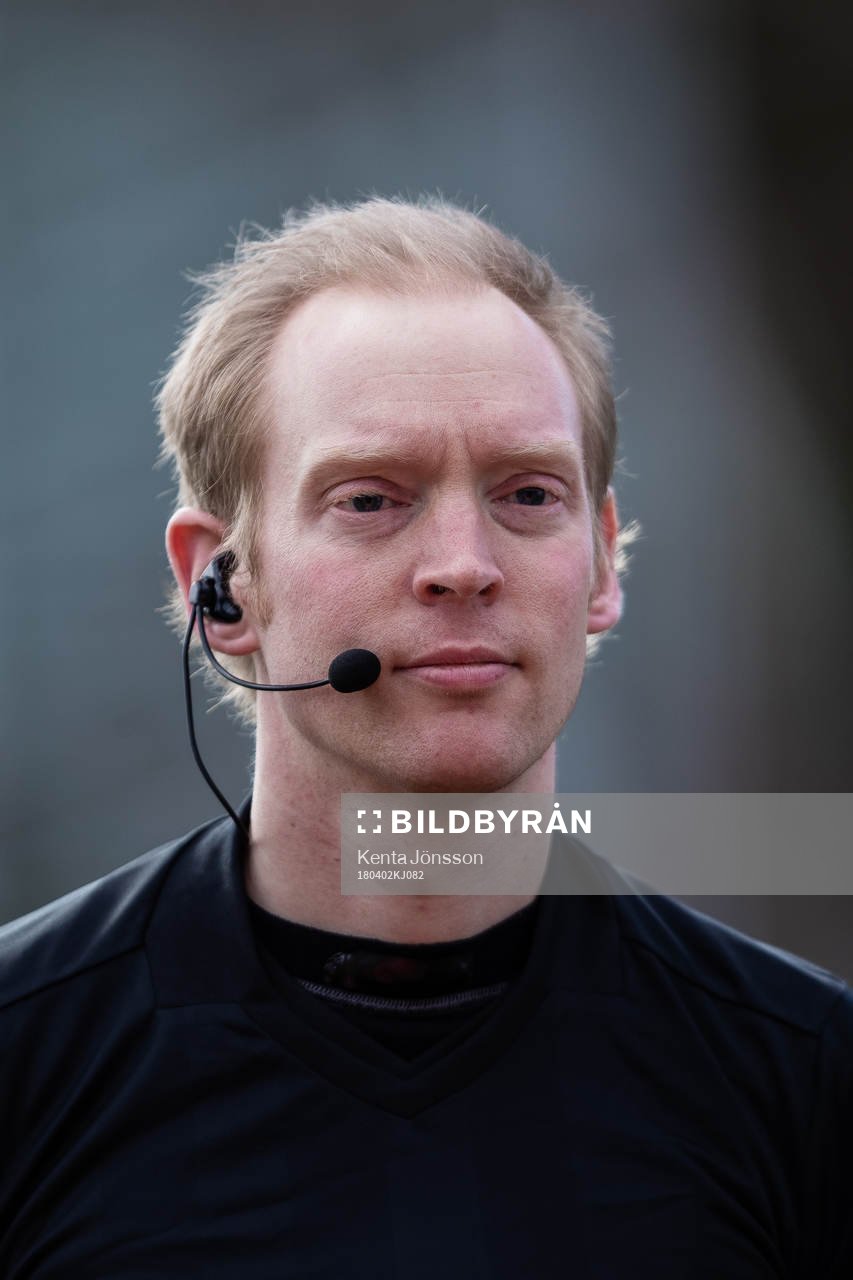 Domare Per Melin innan fotbollsmatchen i Superettan mellan