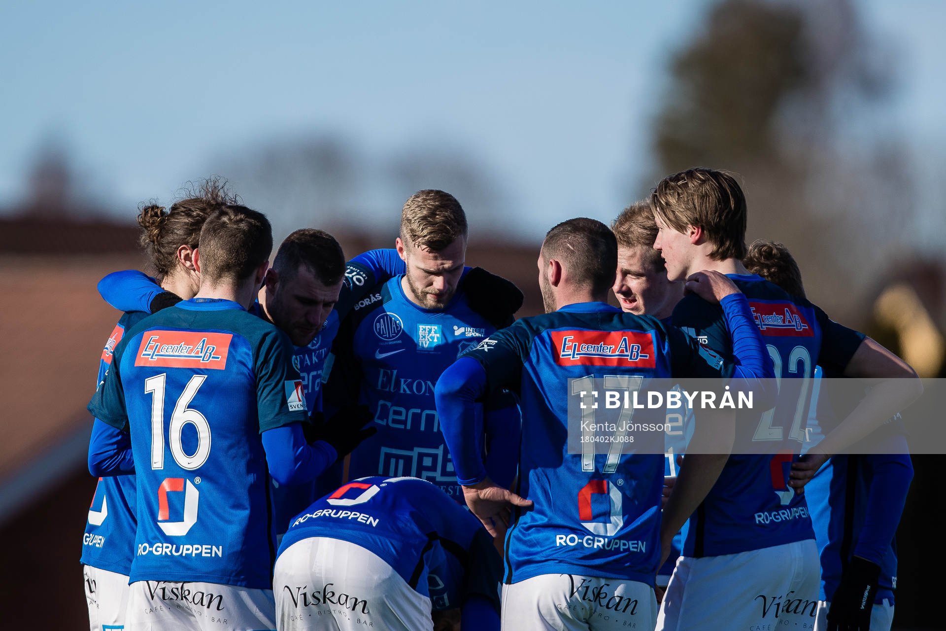 Norrbys spelare samlas i en ring