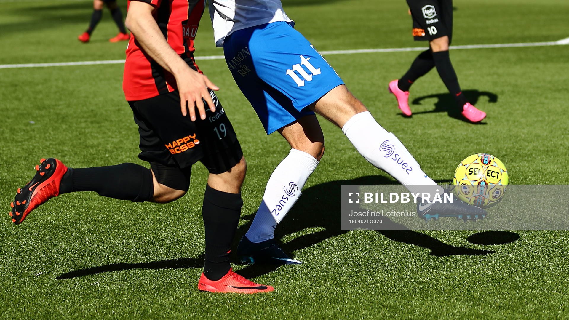 Skuggor och kamp om bollen mellan Norrköpings Linus Wahlqvist och Mohamad Jeahze under fotbollsmatchen i Allsvenskan mellan Norrköping och Brommapojkarna den 2 april 2018 i Norrköping.