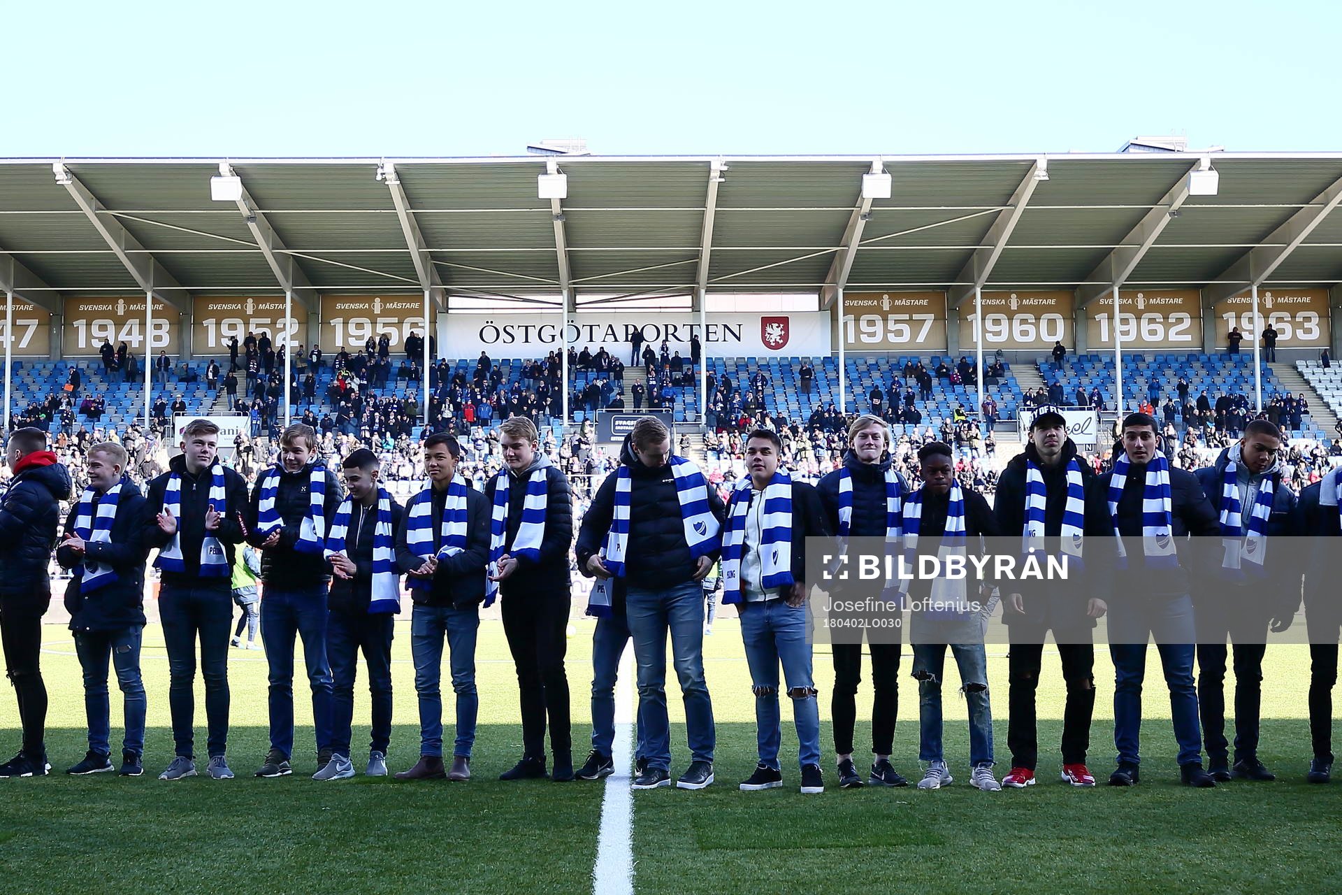 IFK Norrköpings J17-lag får ta emot publikens jubel