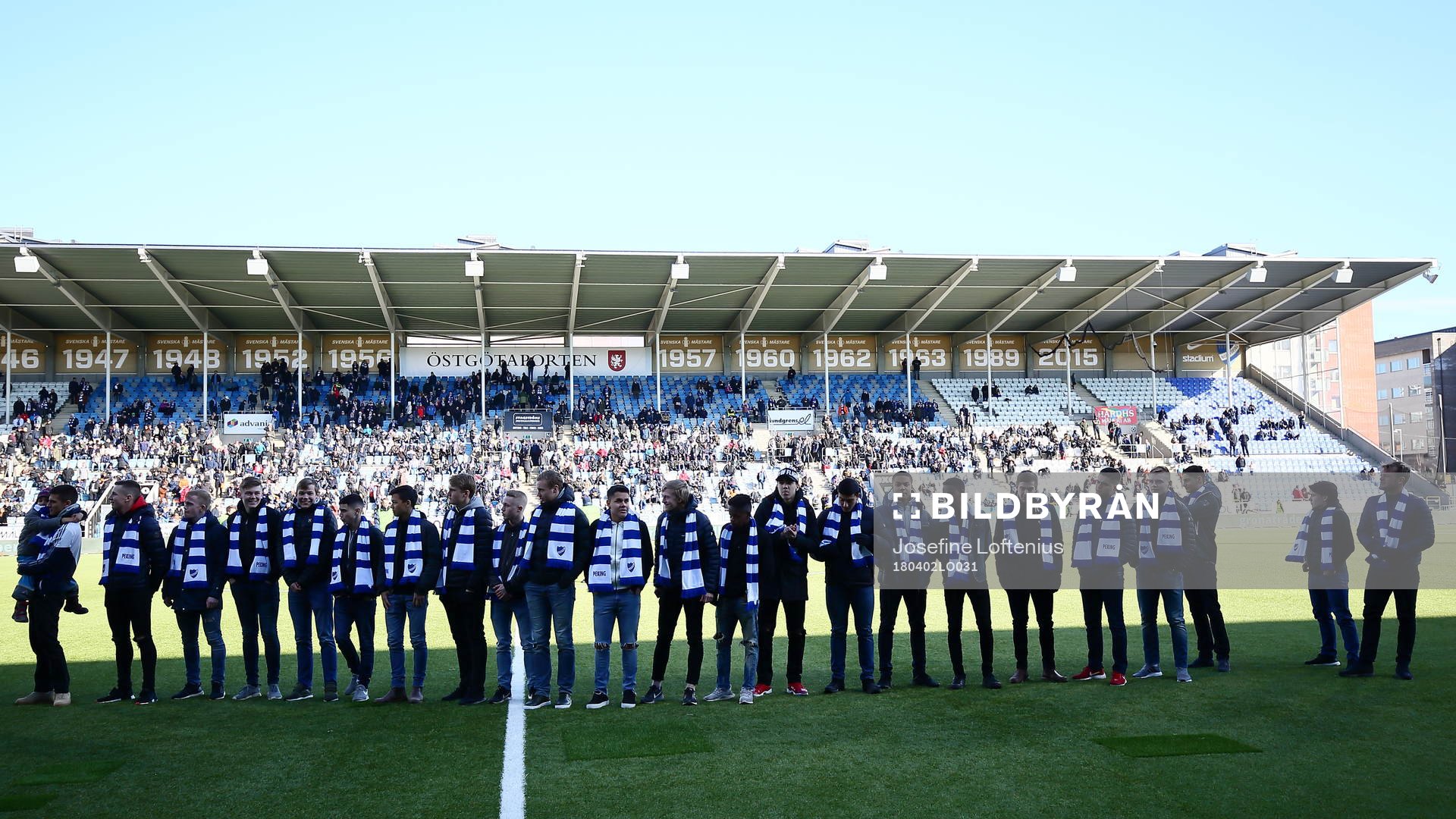 IFK Norrköpings J17-lag får ta emot publikens jubel