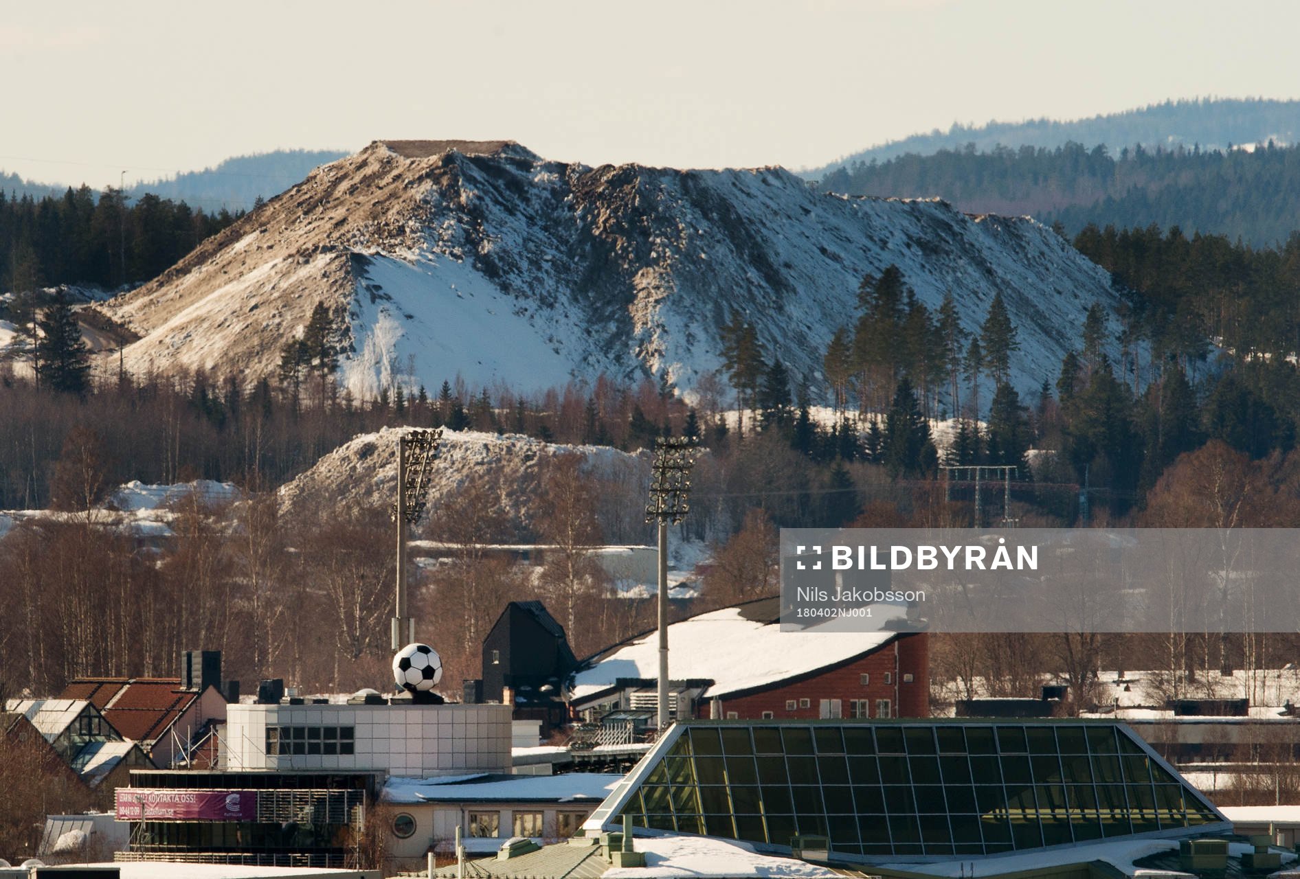 Idrottsparken syns tillsammans med det så kallade Nackstafjället, en jättestor snöhög, innan fotbollsmatchen i Allsvenskan mellan GIF Sundsvall och Örebro den 2 april 2018 i Sundsvall.
