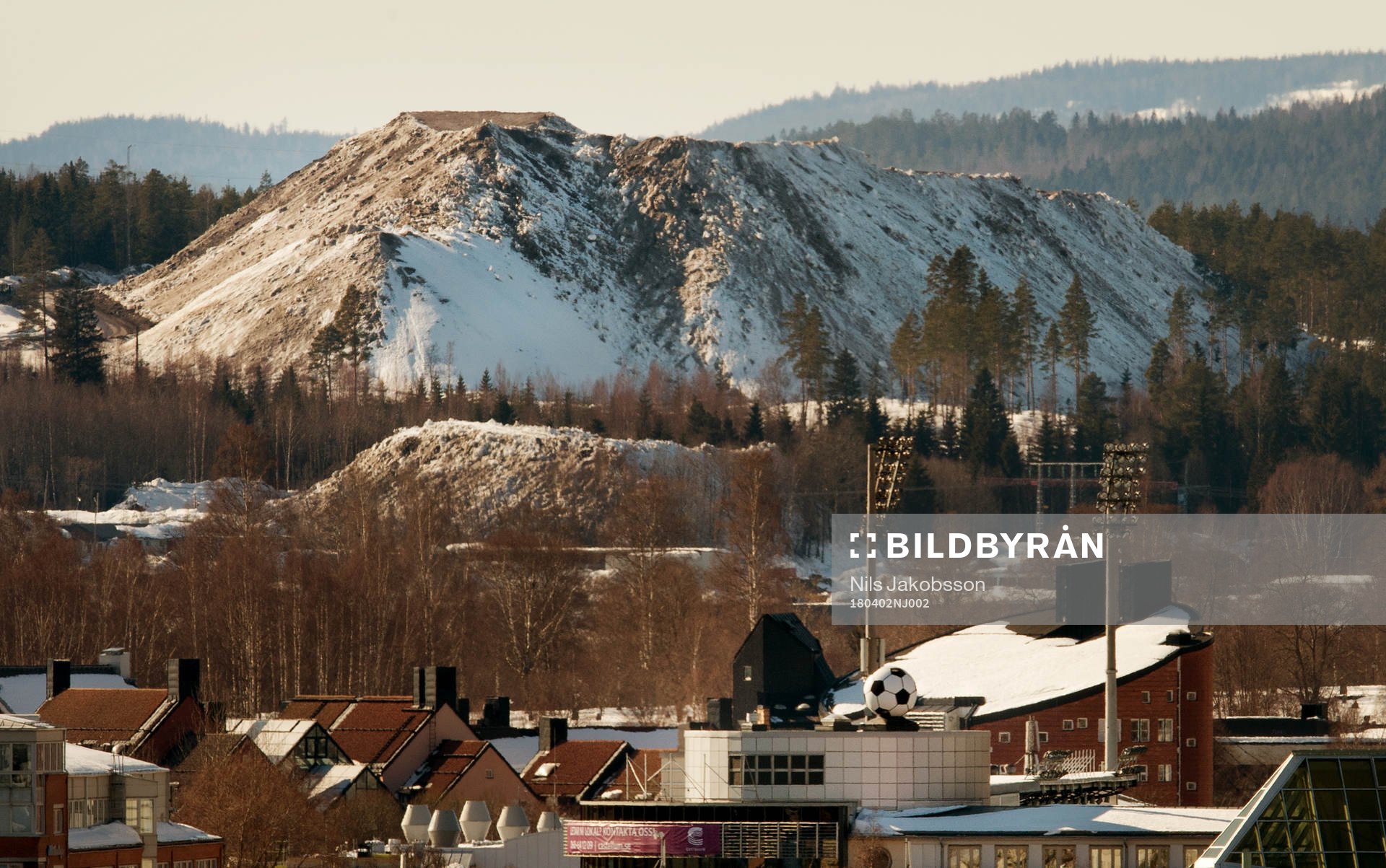 Idrottsparken syns tillsammans med det så kallade Nackstafjället, en jättestor snöhög, innan fotbollsmatchen i Allsvenskan mellan GIF Sundsvall och Örebro den 2 april 2018 i Sundsvall.