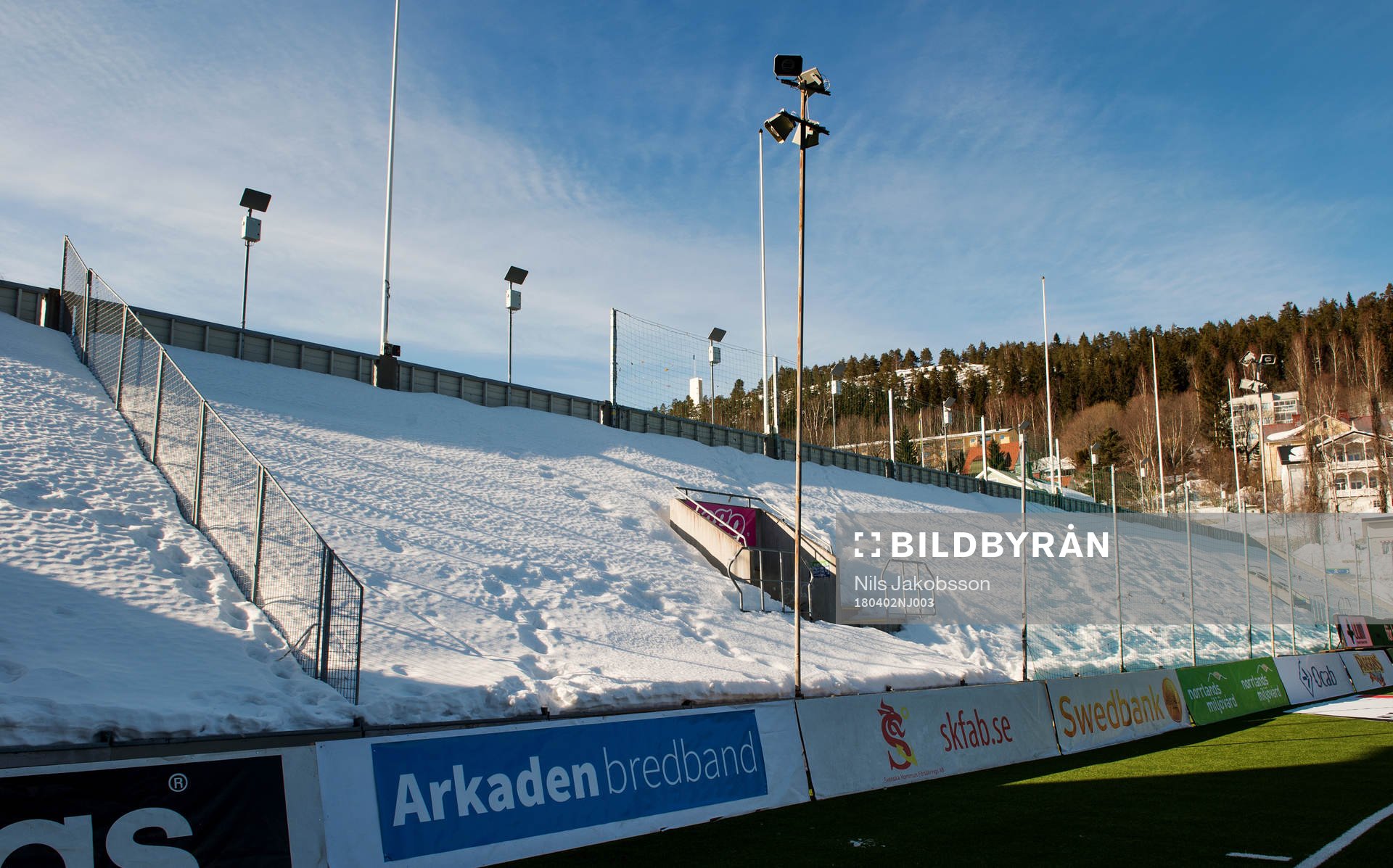 Läktare fulla med snö innan fotbollsmatchen i Allsvenskan