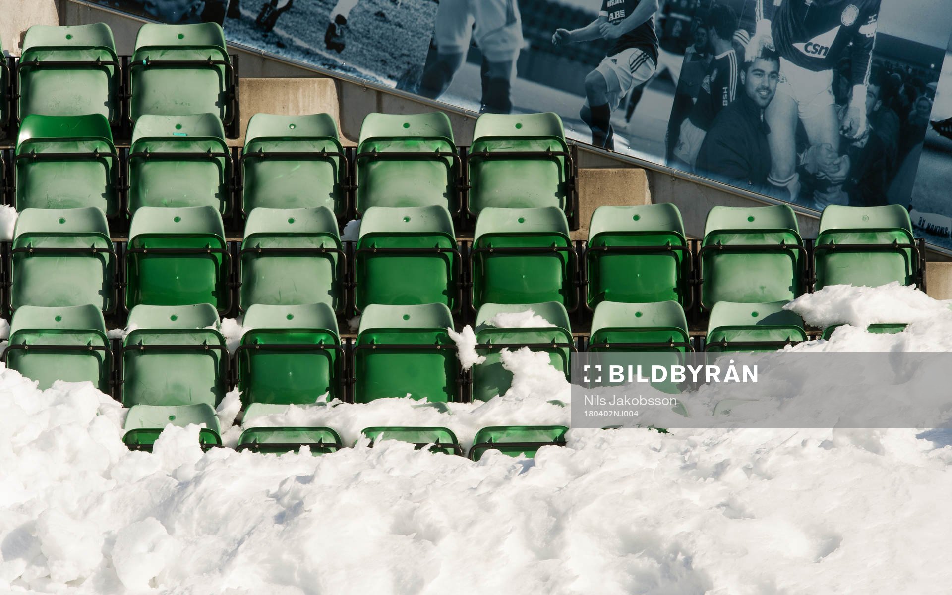 Läktare fulla med snö innan fotbollsmatchen i Allsvenskan