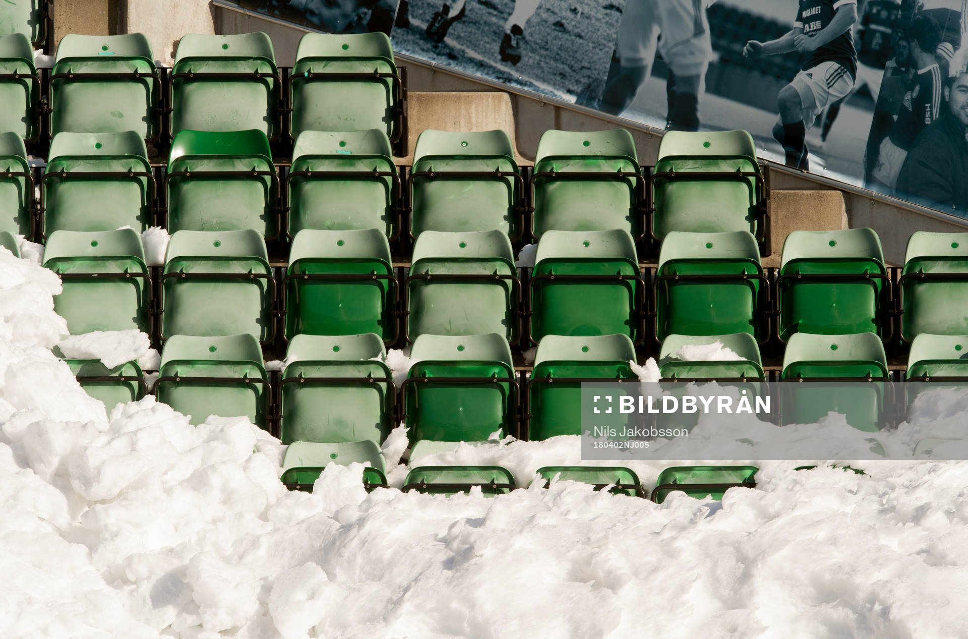 Läktare fulla med snö innan fotbollsmatchen i Allsvenskan