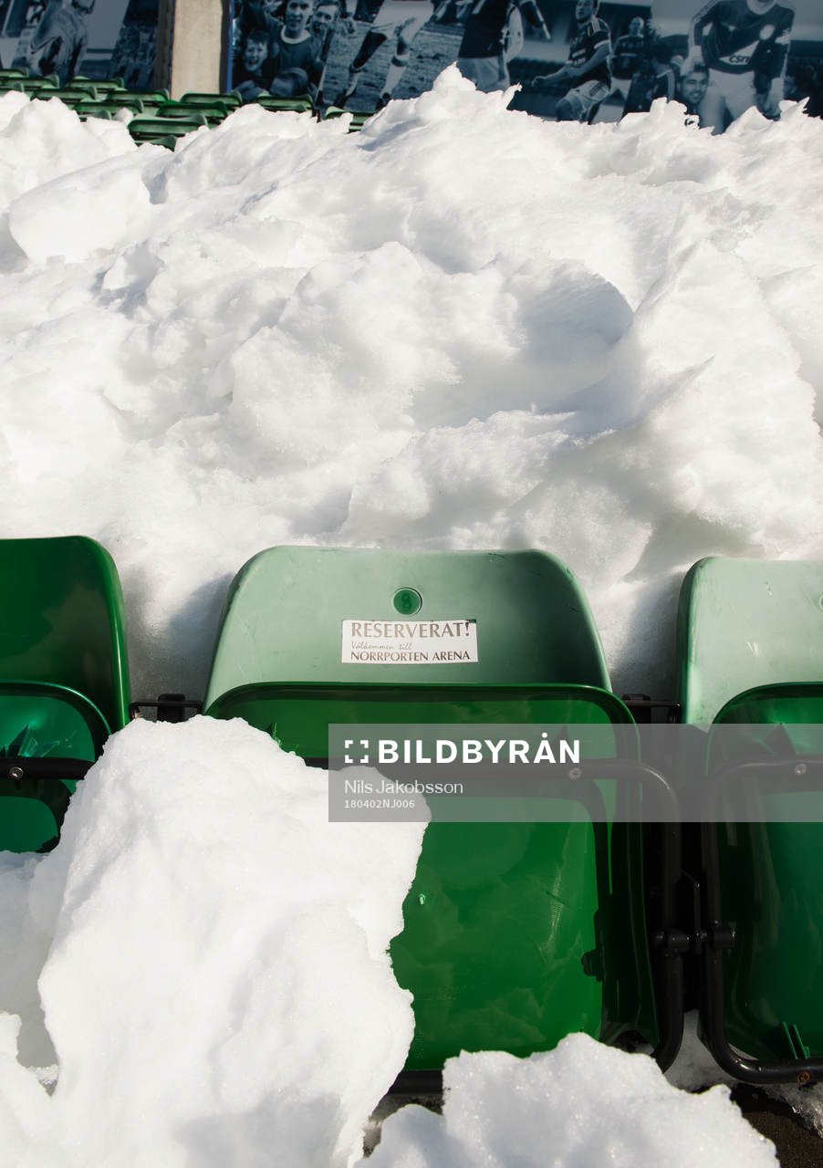 Läktare fulla med snö innan fotbollsmatchen i Allsvenskan