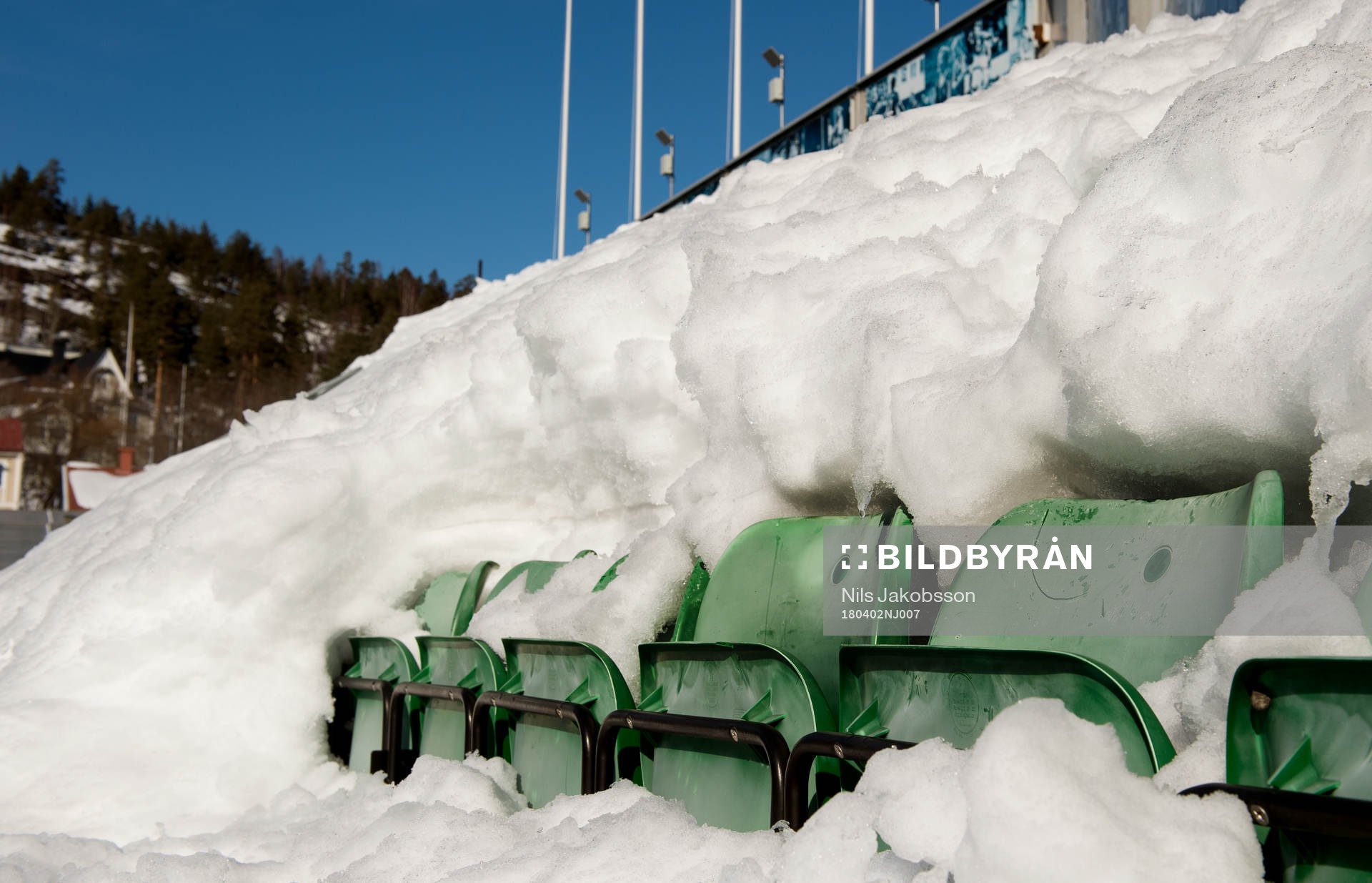Läktare fulla med snö innan fotbollsmatchen i Allsvenskan