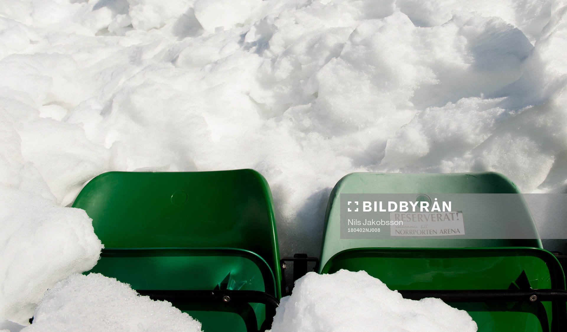Läktare fulla med snö innan fotbollsmatchen i Allsvenskan