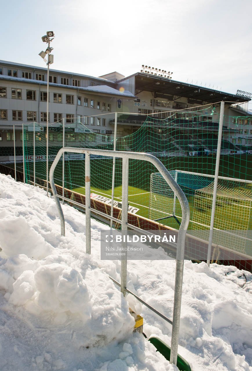 Läktare fulla med snö innan fotbollsmatchen i Allsvenskan