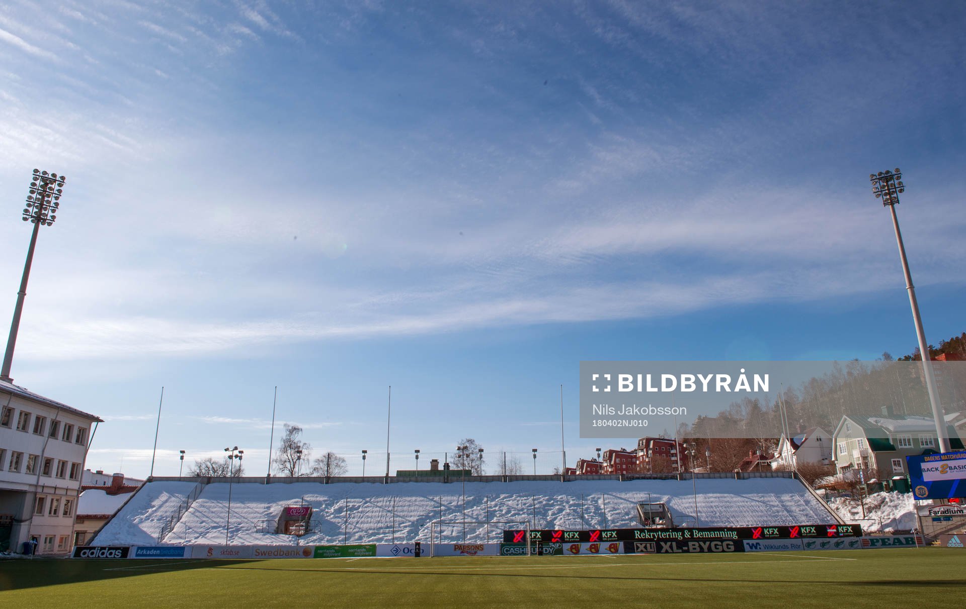 Läktare fulla med snö innan fotbollsmatchen i Allsvenskan