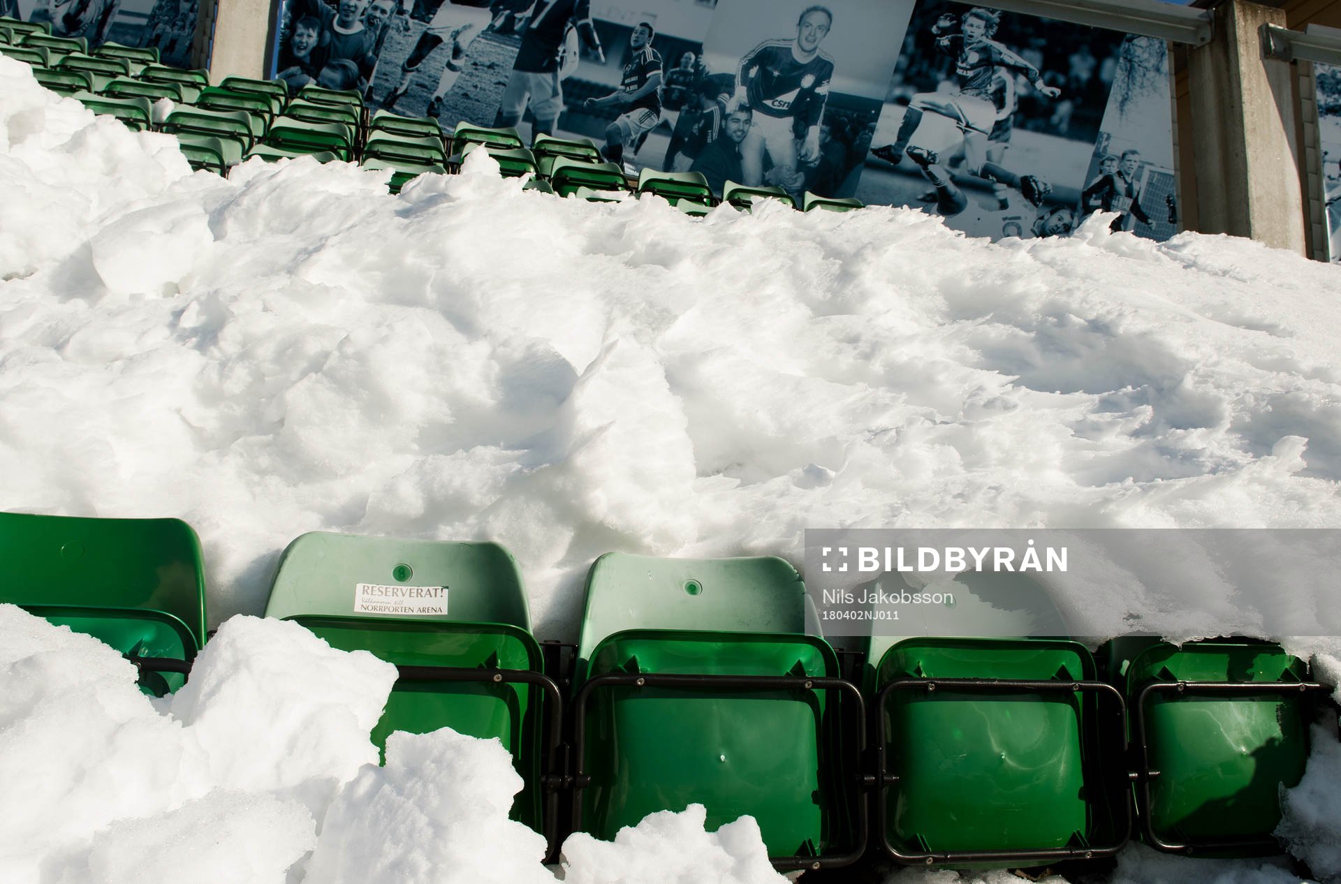 Läktare fulla med snö innan fotbollsmatchen i Allsvenskan