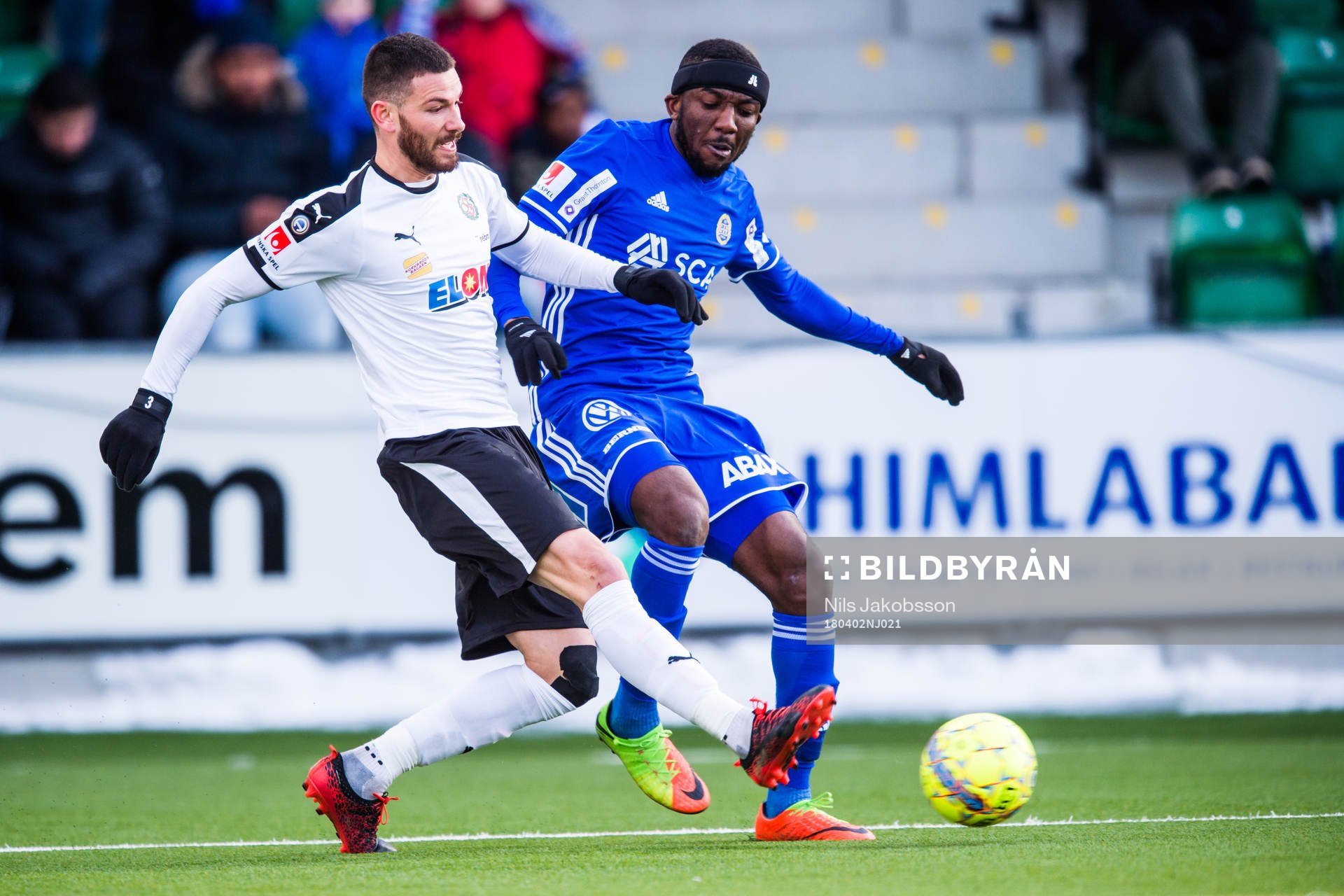 Örebros Brendan Hines-Ike och Sundsvalls Chidi Dauda Omeje
