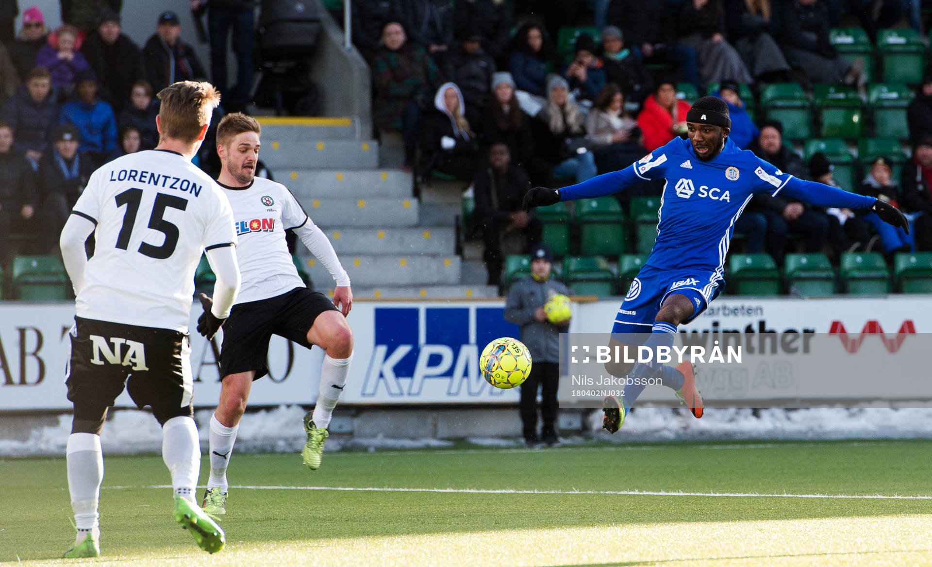 Örebros Johan Mårtensson och Sundsvalls Chidi Dauda Omeje