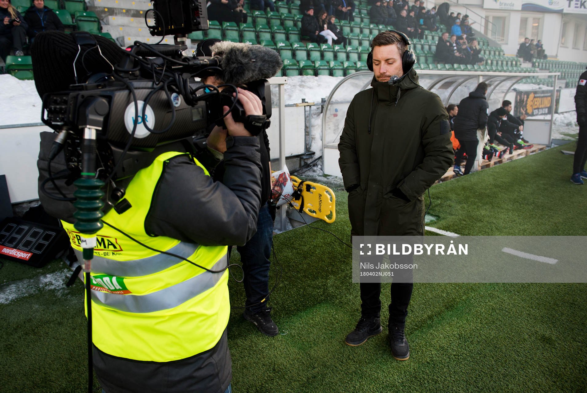 Örebros tränare Axel Kjäll blunar och är med i tv