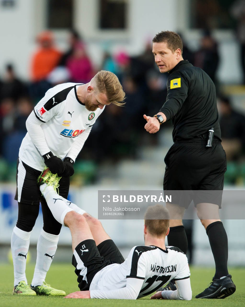 Örebros Michael Almebäck hjälper Johan Mårtensson som