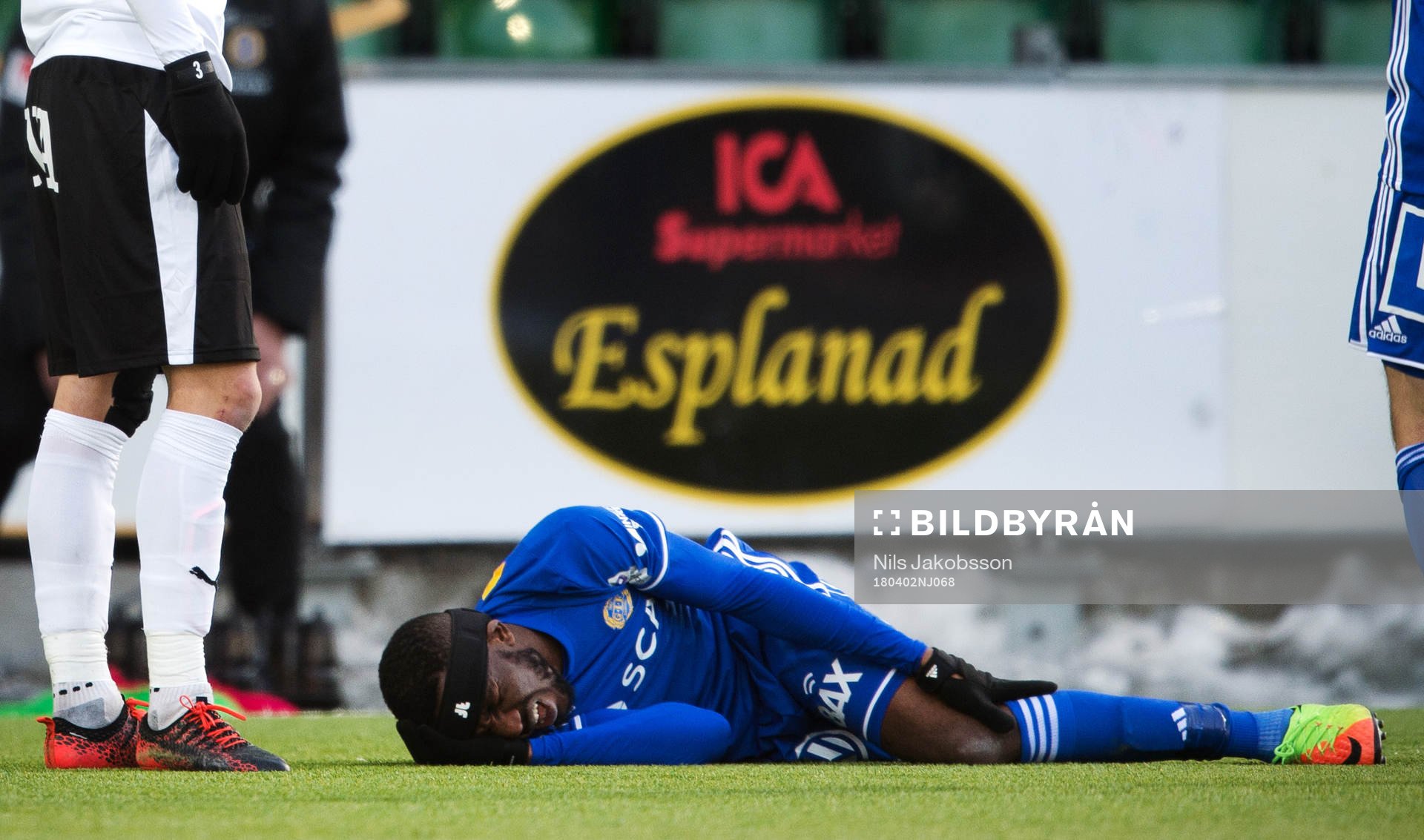 Sundsvalls Chidi Dauda Omeje skadar sig i en duell med