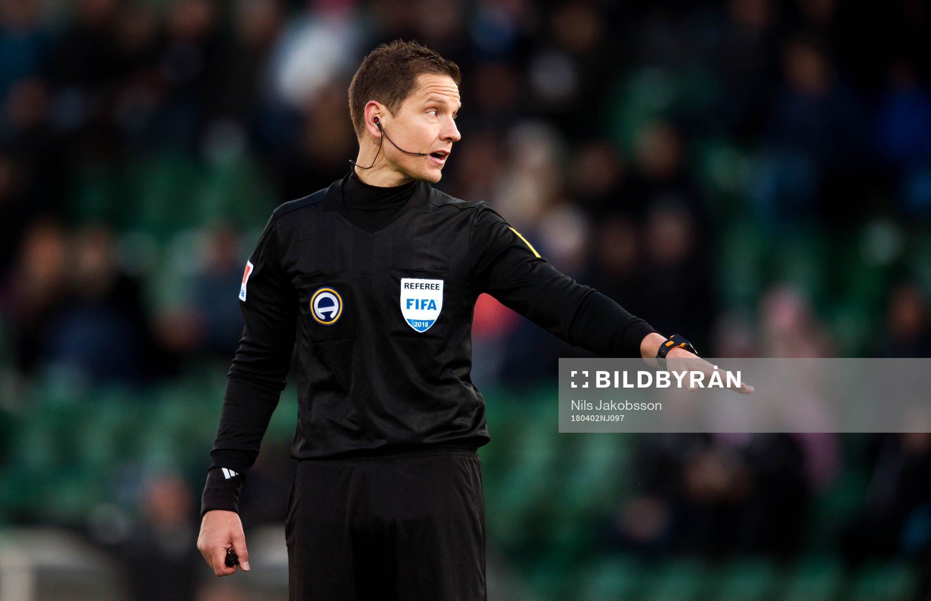 Domare Markus Strömbergsson under fotbollsmatchen i Allsvenskan mellan GIF Sundsvall och Örebro den 2 april 2018 i Sundsvall.