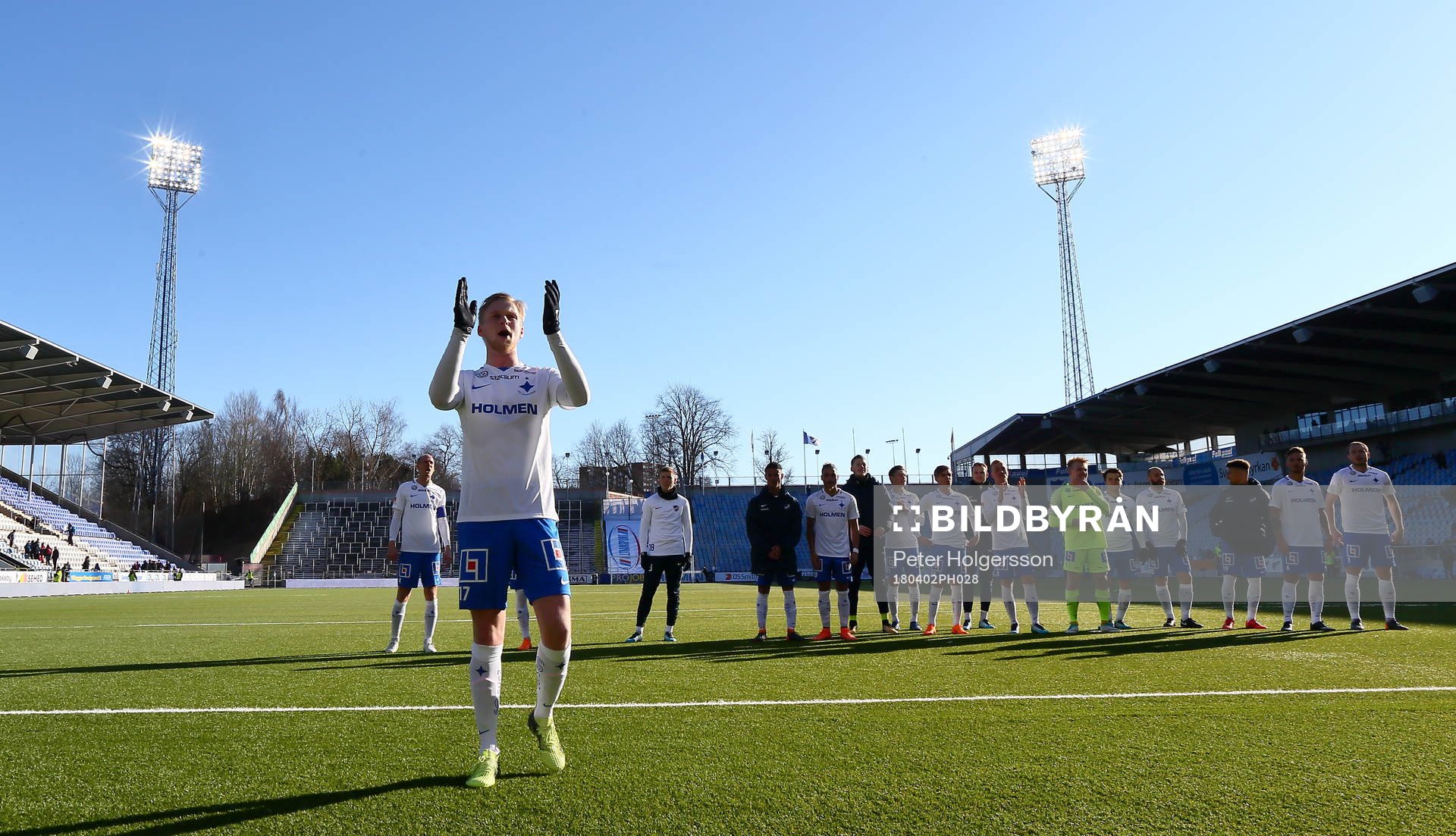 Norrköpings spelare med Kalle Holmbergjublar