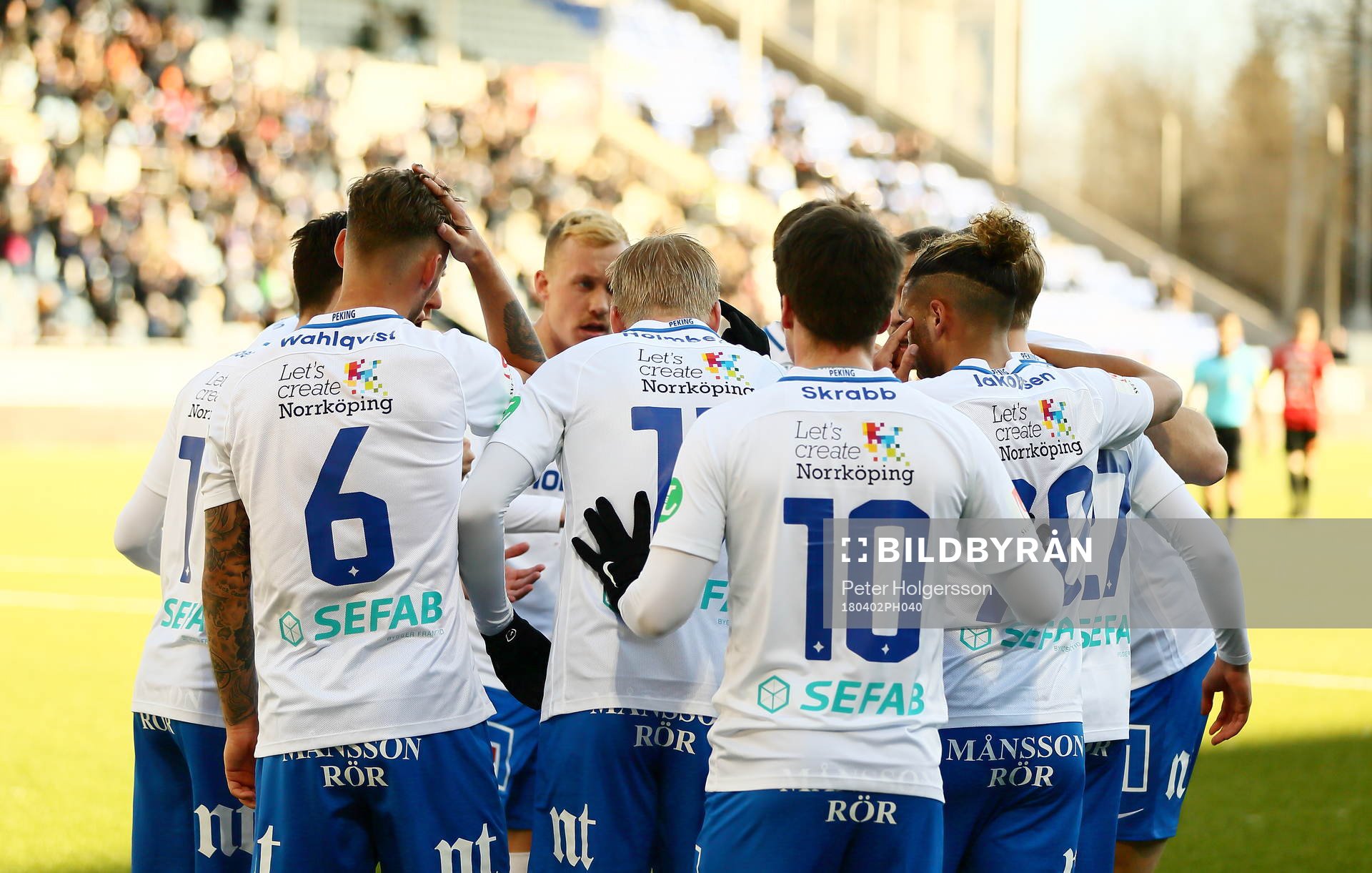 Norrköpings spelare samlas med Andreas Johansson efter mål 2-1 under fotbollsmatchen i Allsvenskan mellan Norrköping och Brommapojkarna den 2 april 2018 i Norrköping.