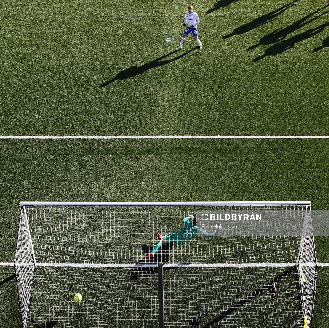 Mål 2-1 av Norrköpings Kalle Holmberg  på straff förbi