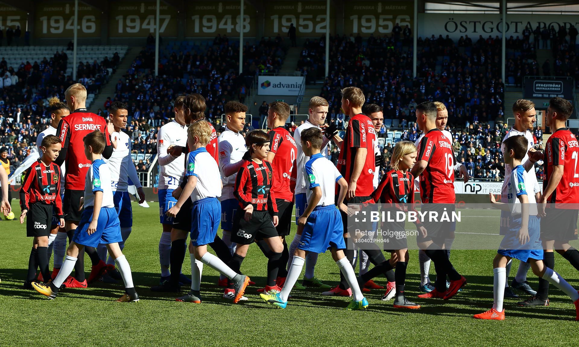 Spelarna tågar in
