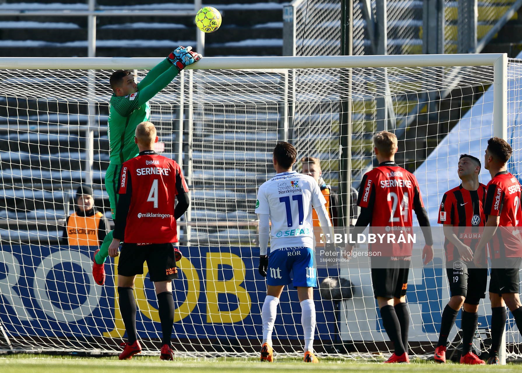 Räddning av Brommapojkarnas målvakt Nikola Petric