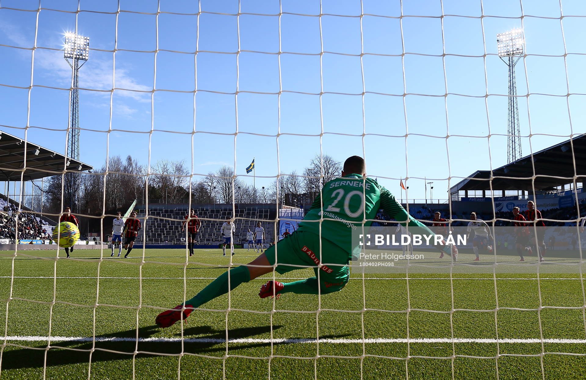 Brommapojkarnas Nikola Petric går åt fel håll