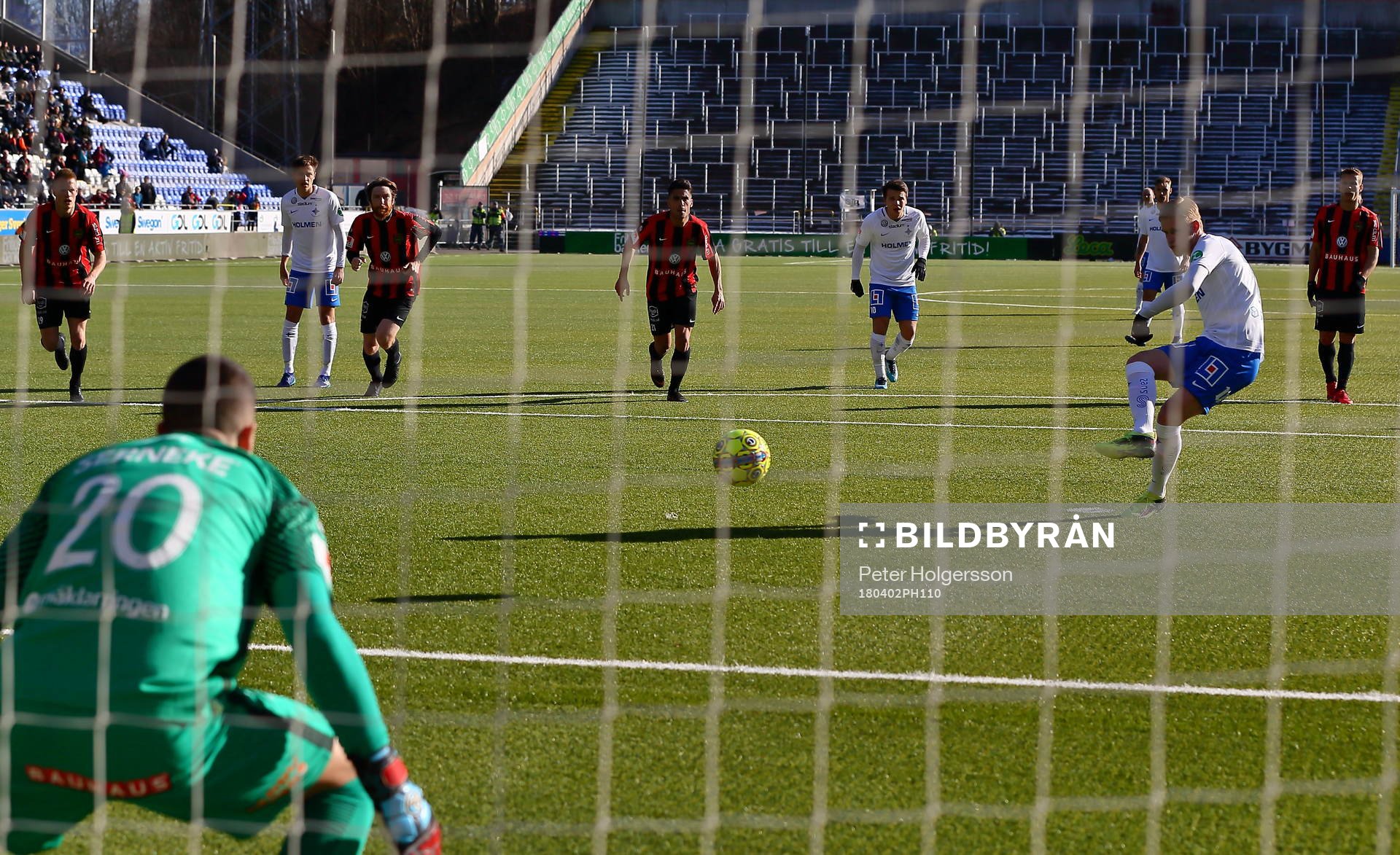 Norrköpings Kalle Holmberg gör mål 2-1 på straff