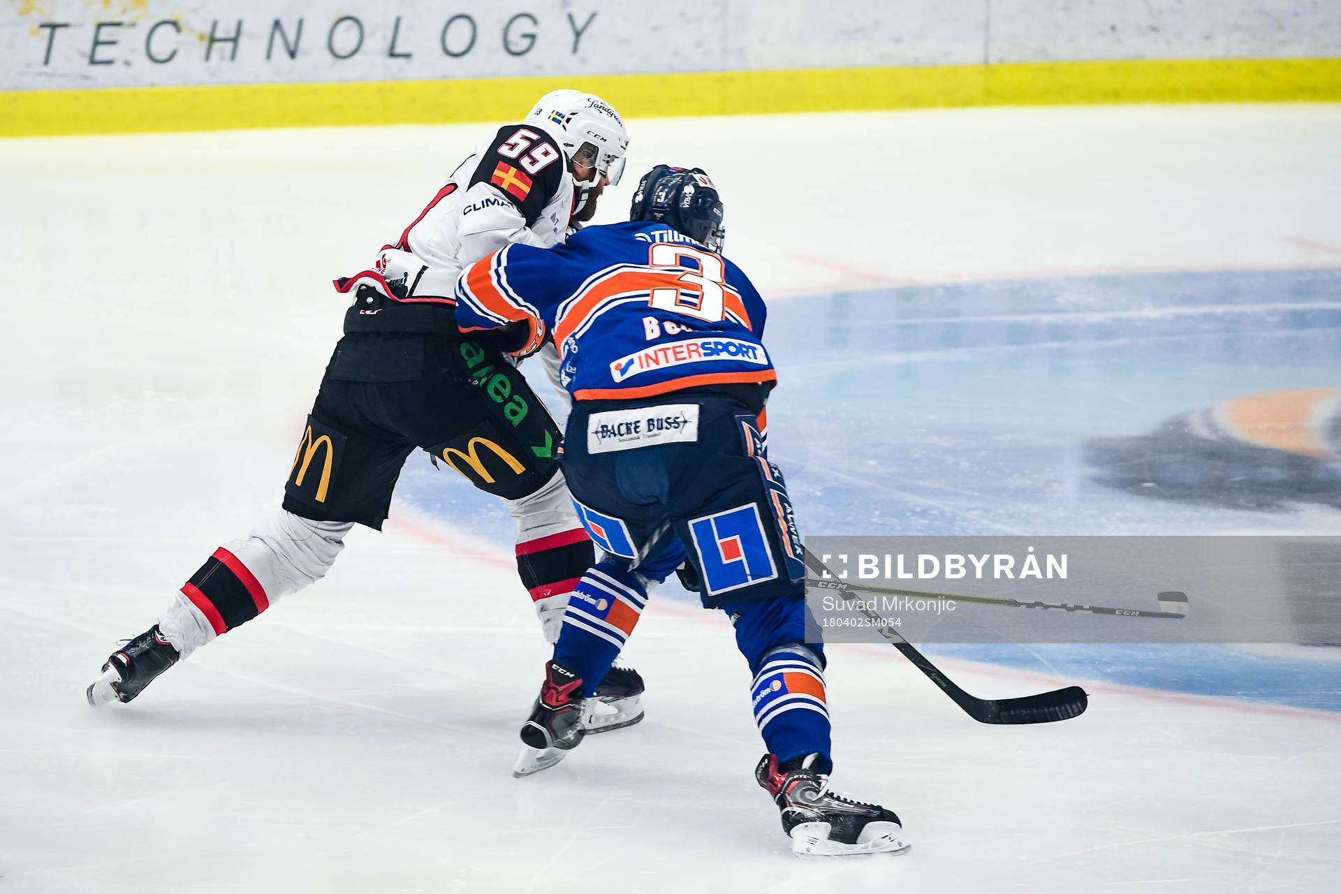 Växjös Oliver Bohm och Malmö Redhawks Anton Mylläri
