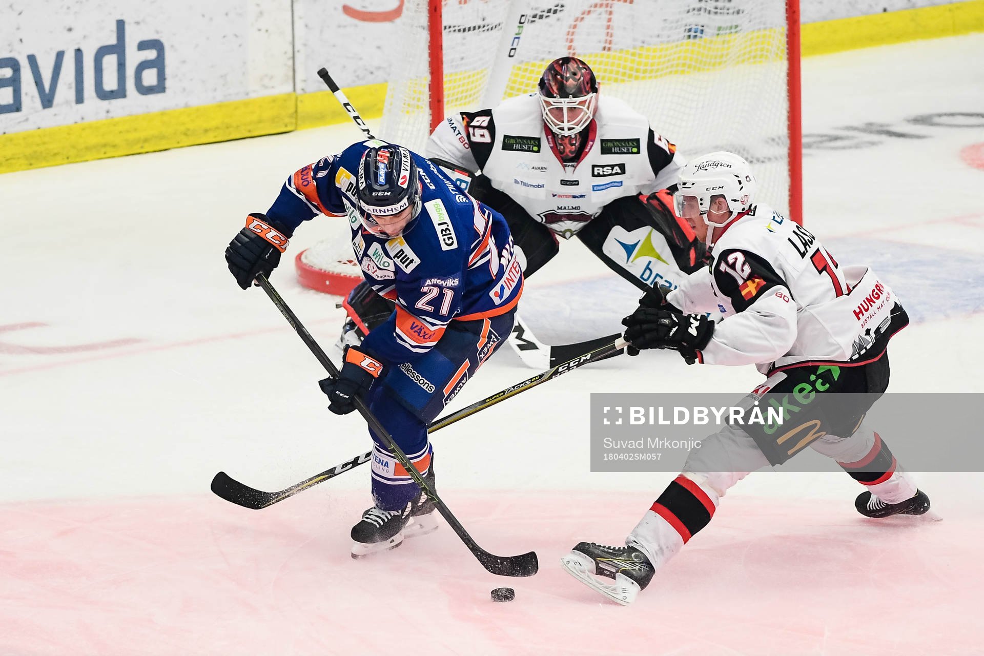 Växjös Andy Miele oroar framför Malmö Redhawks Matias