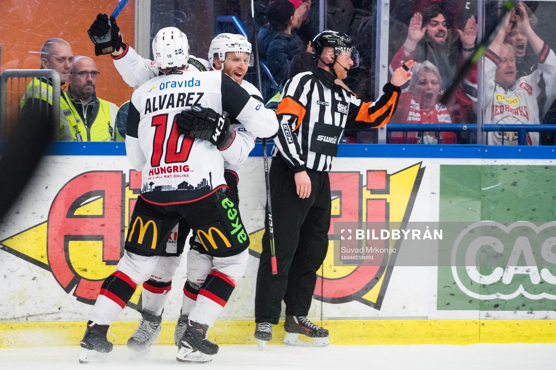 Malmö Redhawks Robin Alvarez och Frederik Storm jublar