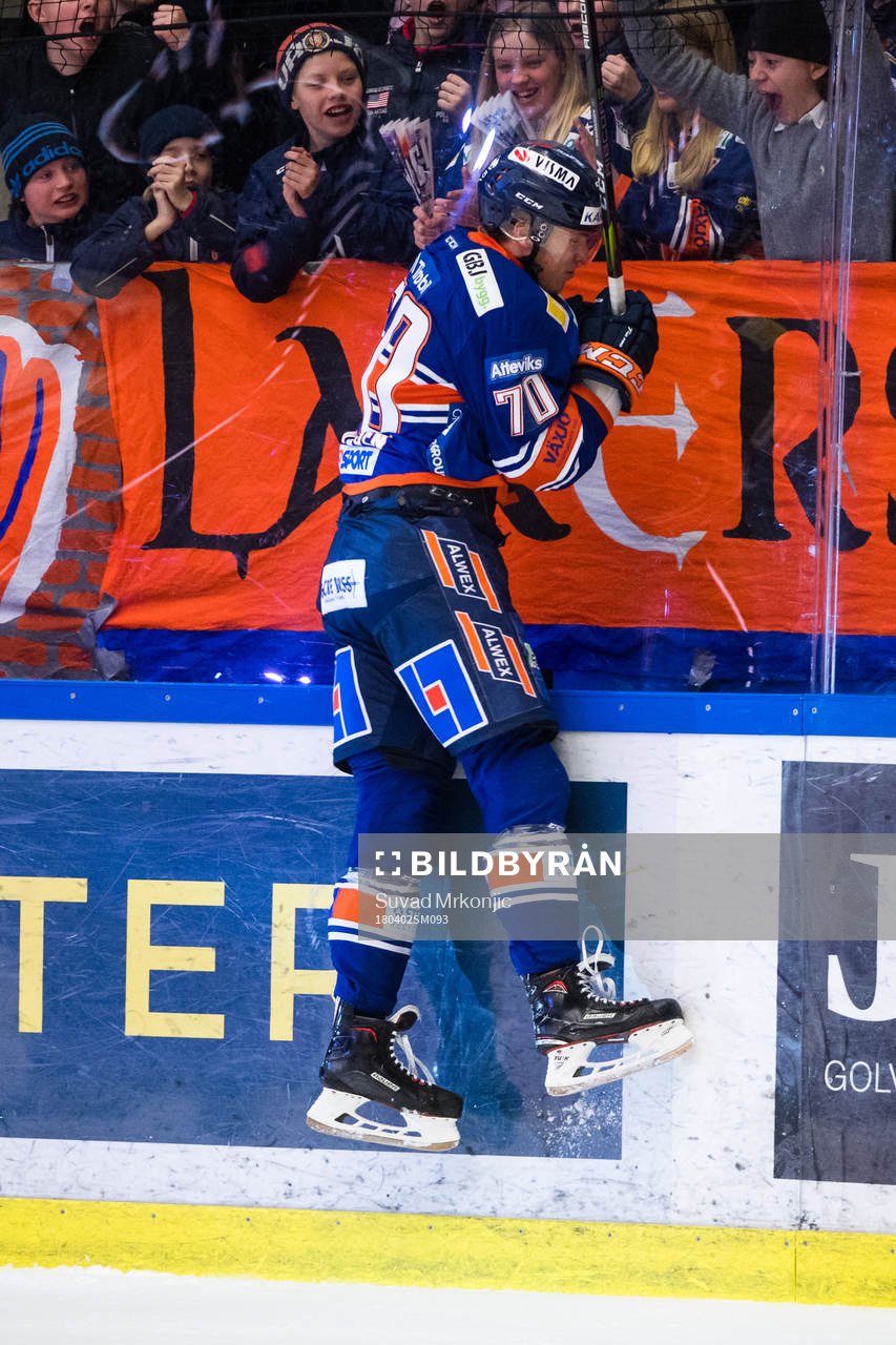 Växjös Dennis Rasmussen jublar