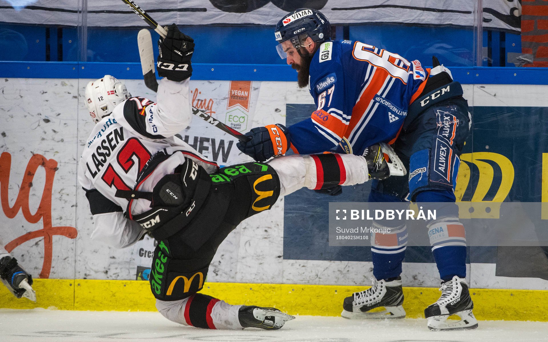 Växjös Linus Fröberg och Malmö Redhawks Matias Lassen
