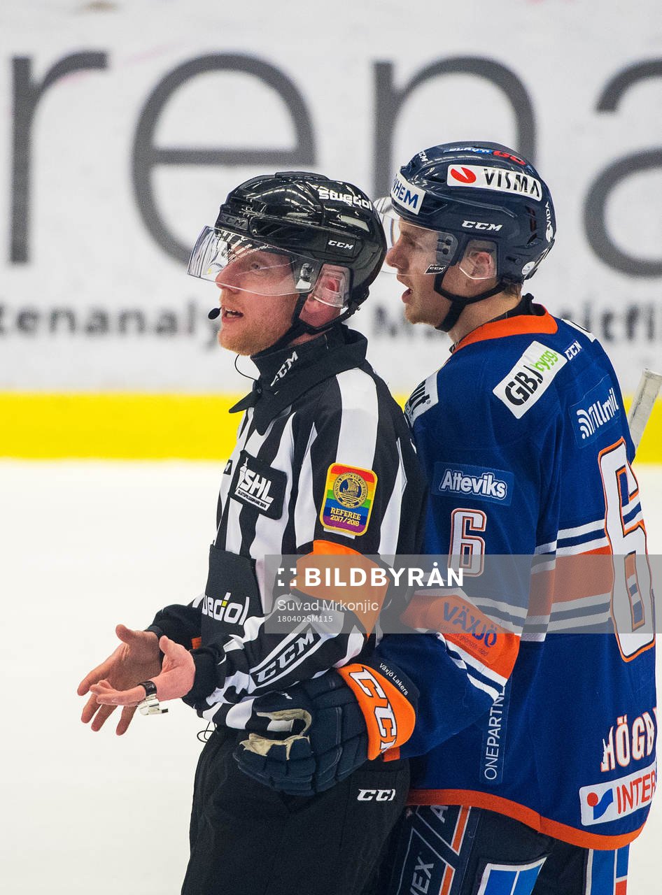 Domaren Mikael Holm och Växjös Linus Högberg