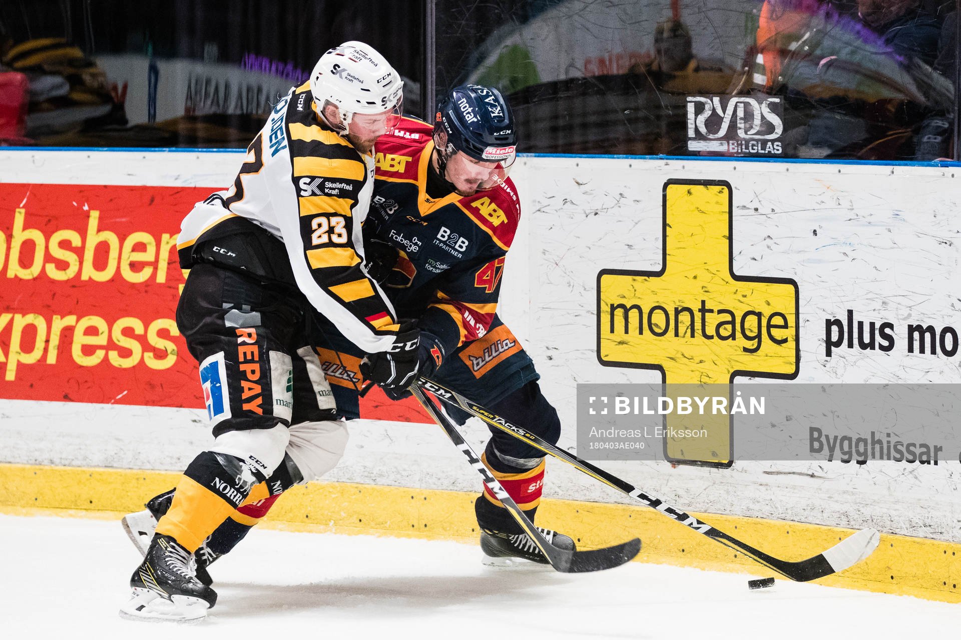 Skellefteås Mark Katic i kamp om pucken med Djurgårdens