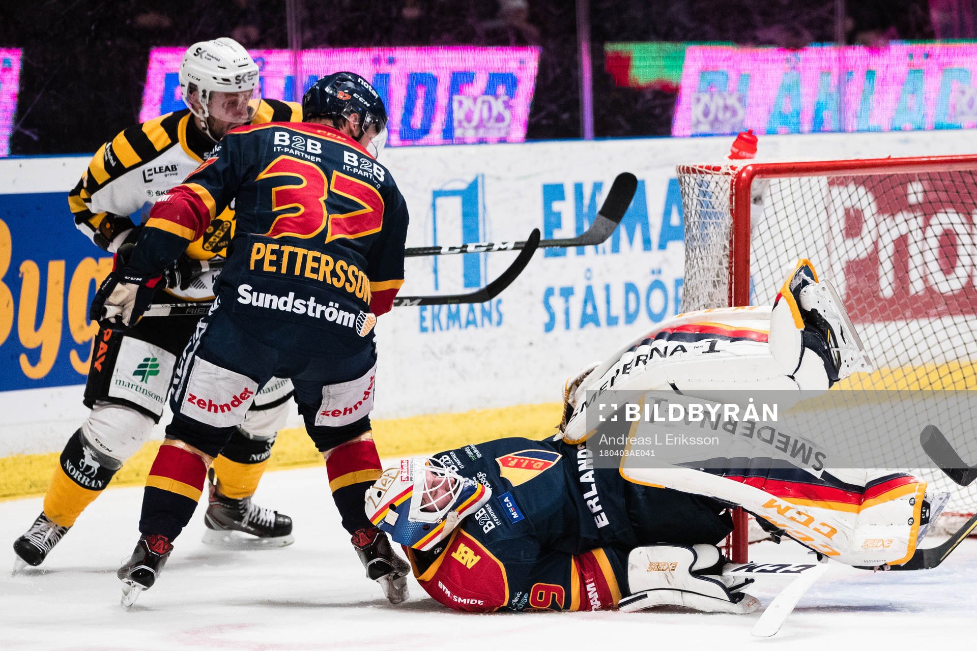 Djurgårdens målvakt Adam Reideborn blockerar pucken