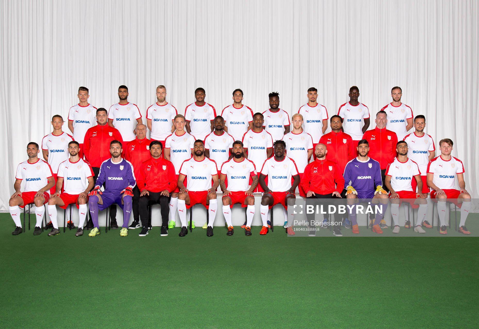 Assyriska poserar för en lagbild den 3 april 2018 i Södertälje. Bakre ledet från vänster: Gina Berg, Afram Hanna, Sebastian Holmqvist, Lawal Ismail, Husein Aly, Archie Harvey, Roberto Varto, Suma Abu Bakarr, Robin Jacobsson. Mittenledet från vänster: Emil Eliasson, klubbchef Delmon Haffo, lagledare Melek Bisso, Frej Engberg, Sulayman Jobarteh, Kevin Krans, Love Reuterswärd, sportchef Bobil Minasson, materialförvaltare Björn Widén, Armin Tankovic. Sittande från vänster: David Durmaz, Andy Antar, Zoran Akovic, tränare Vadim Jevtushenko, Kyle Konwea, Stefan Batan, Alagie Sosseh, tränare Albert Krasniqi, Elias Hadaya, Gabriel Aphrem, Victor Söderström.
