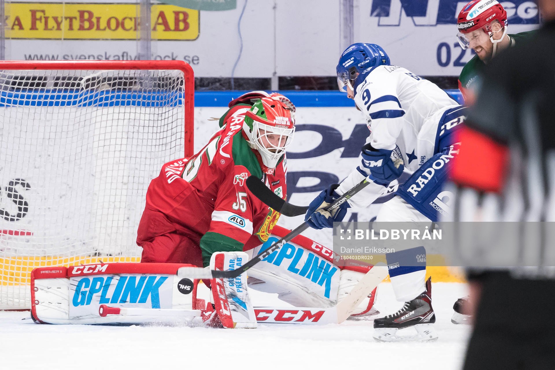 Leksands Emil Bemström framför Moras målvakt Christian