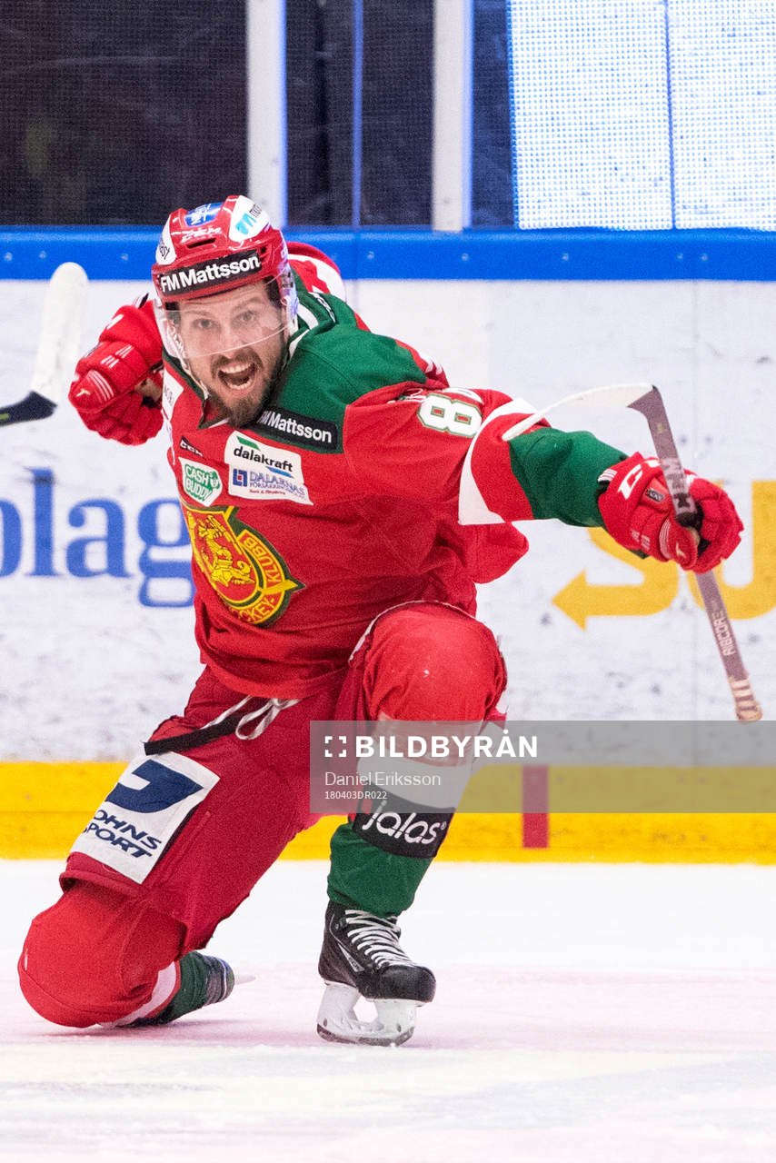 Moras Mathias Bromé jublar med lagkamrater