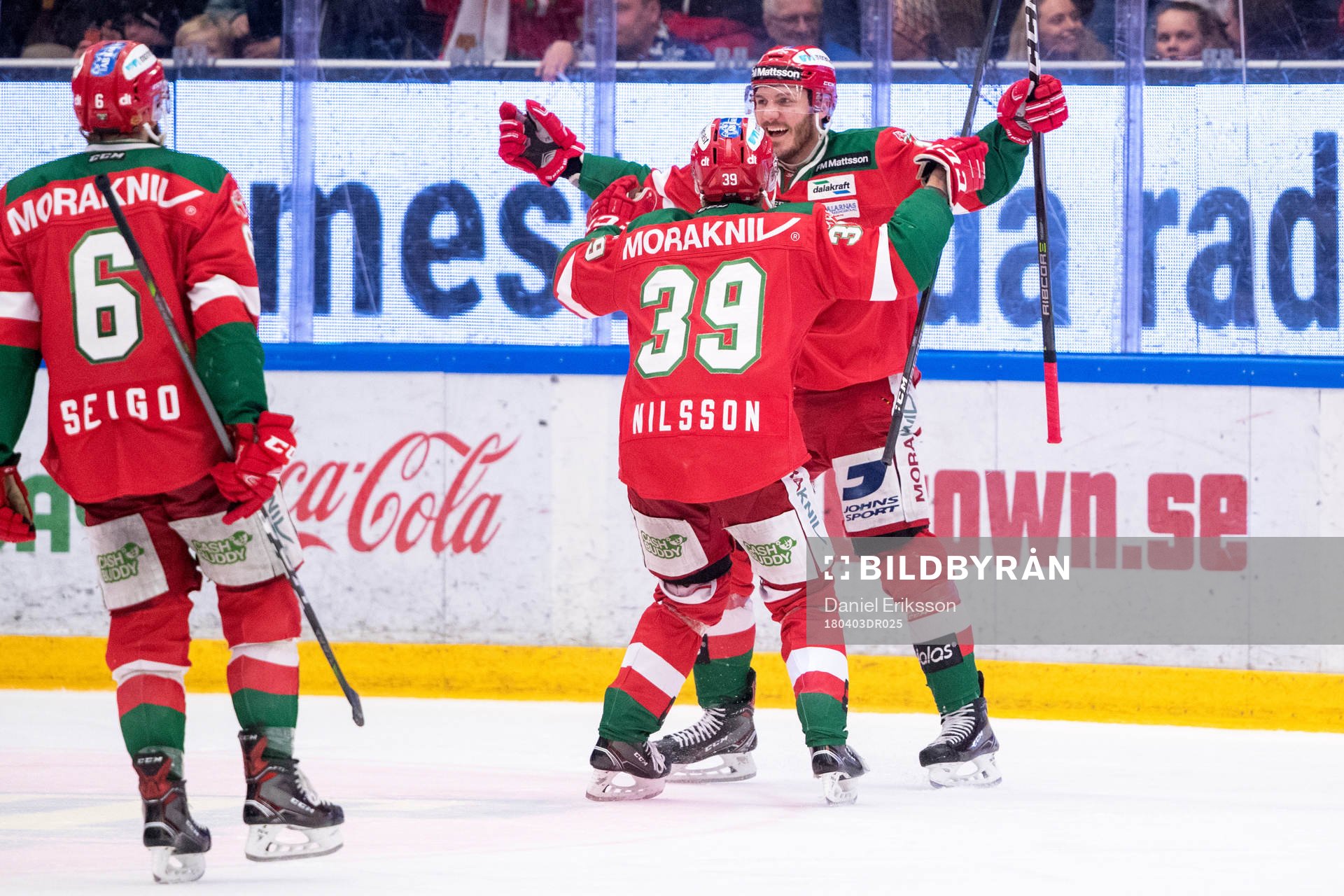 Moras John Persson jublar med lagkamrater