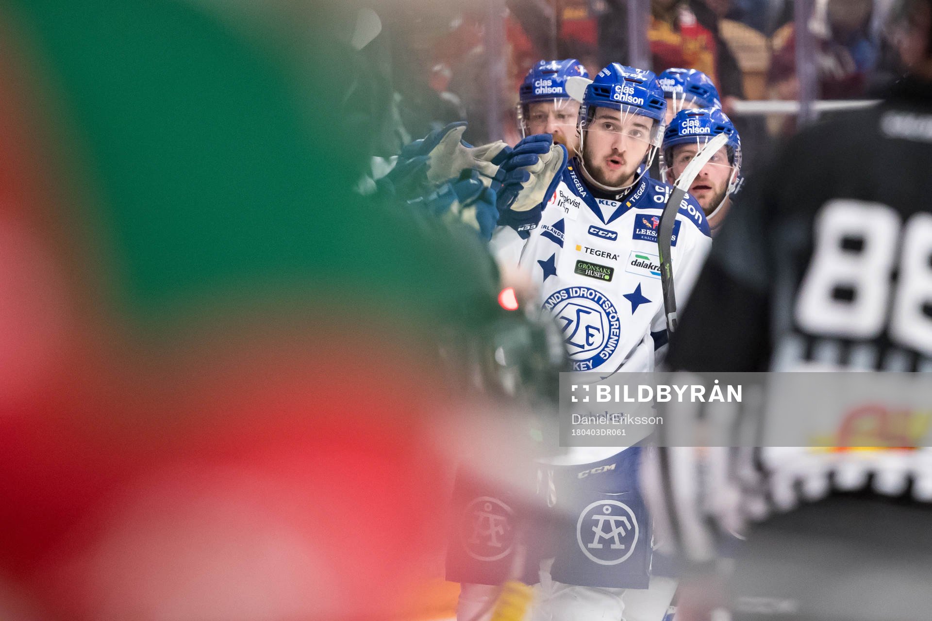 Leksands Emil Bemström jublar i ishockeymatchen i