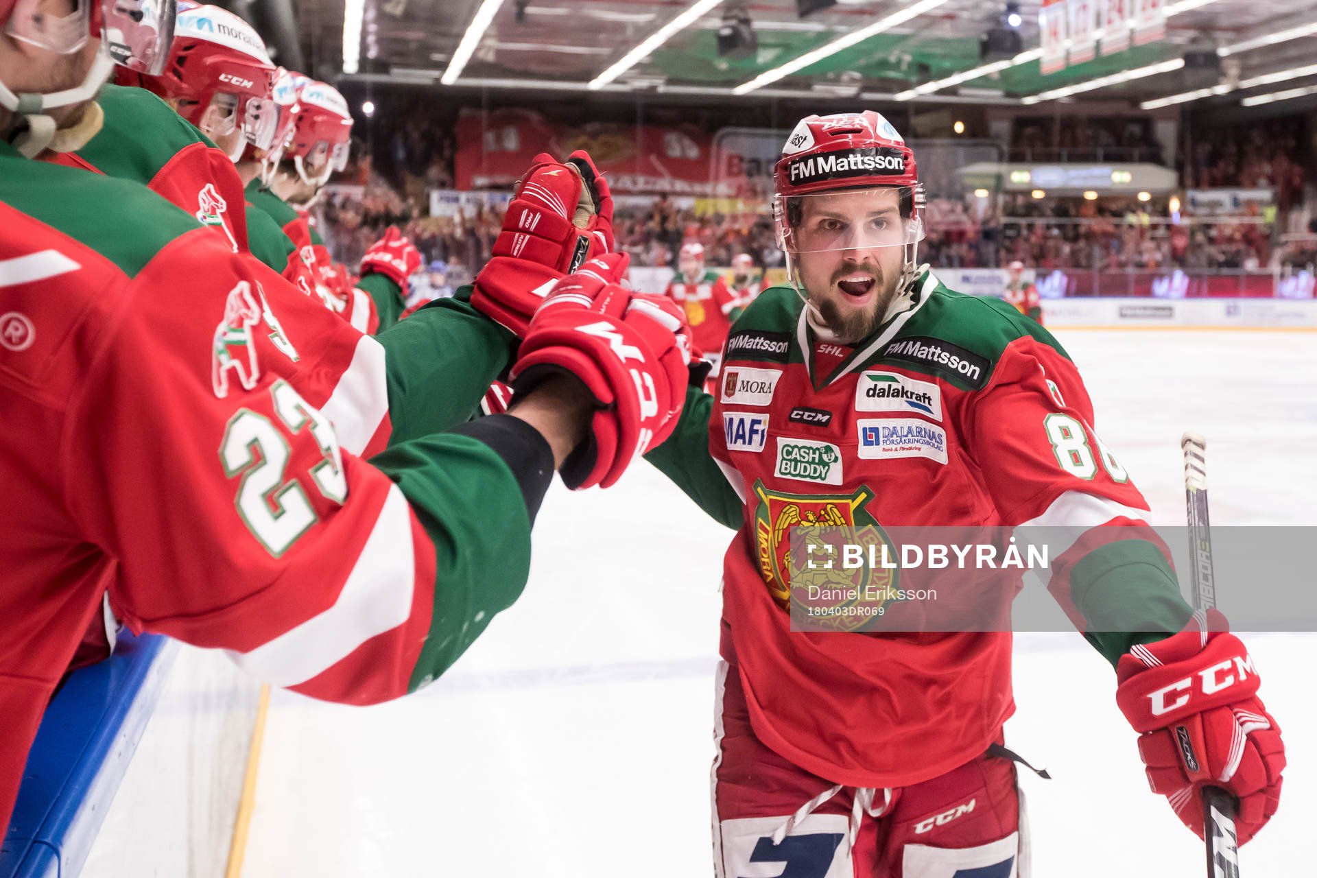 Moras Mathias Bromé jublar  i ishockeymatchen i