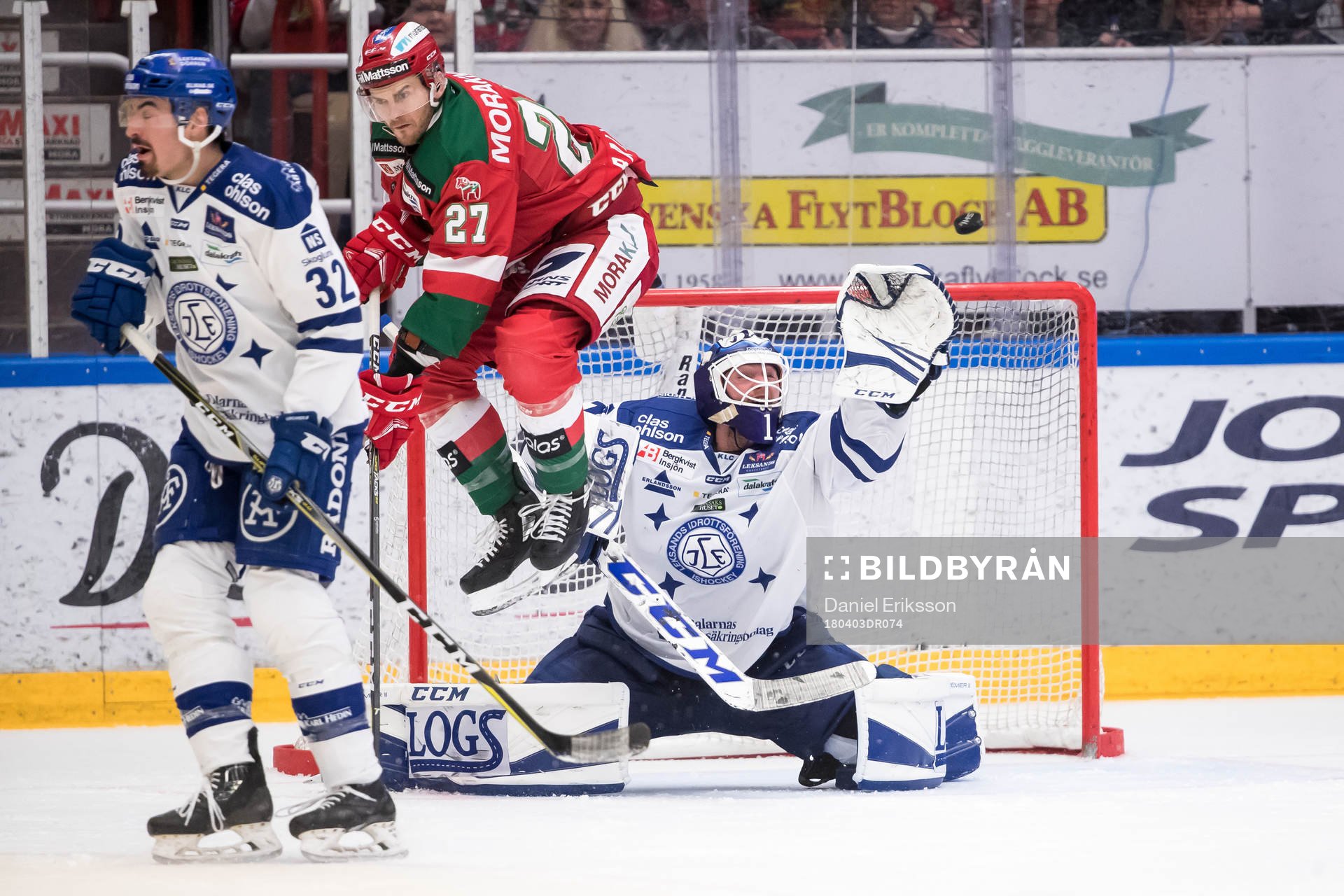 Moras Matt Bailey och Leksands Patrick McNally framför