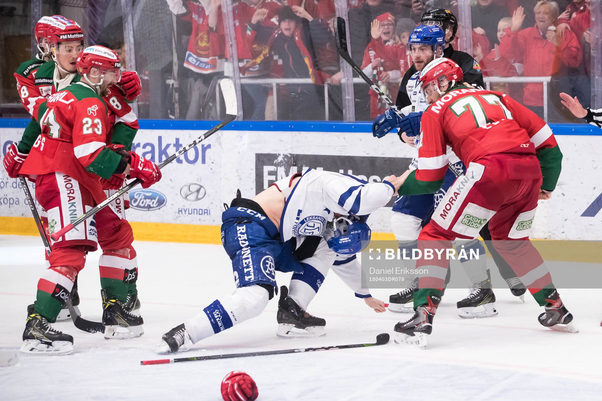 Leksands Matt Carey och Moras Keaton Ellerby fight
