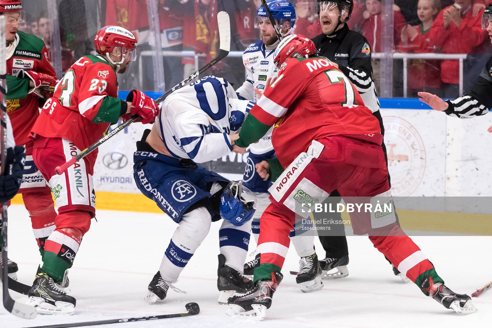Leksands Matt Carey och Moras Keaton Ellerby fight