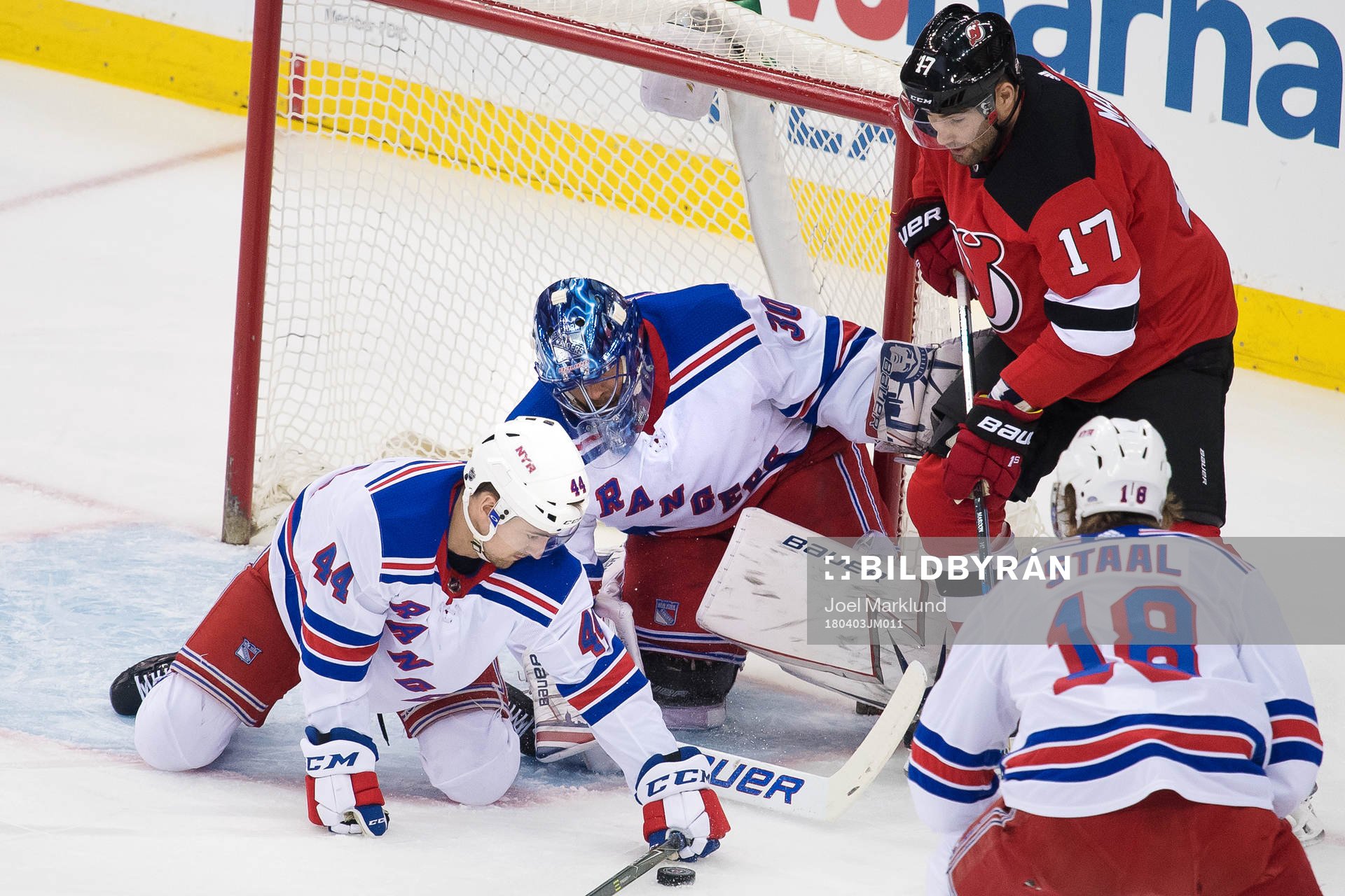 Rangers Neal Pionk och målvakt Henrik Lundqvist utmanas av