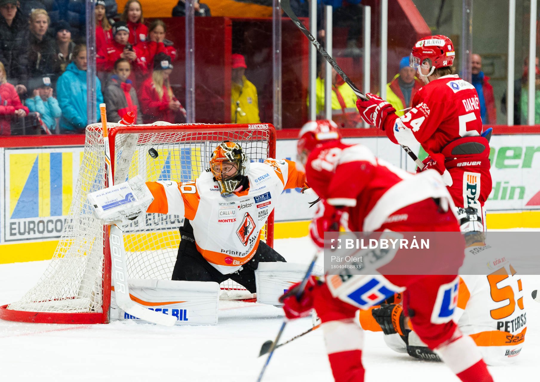 Timrås Johan Persson skjuter in 1-1 målet bakom